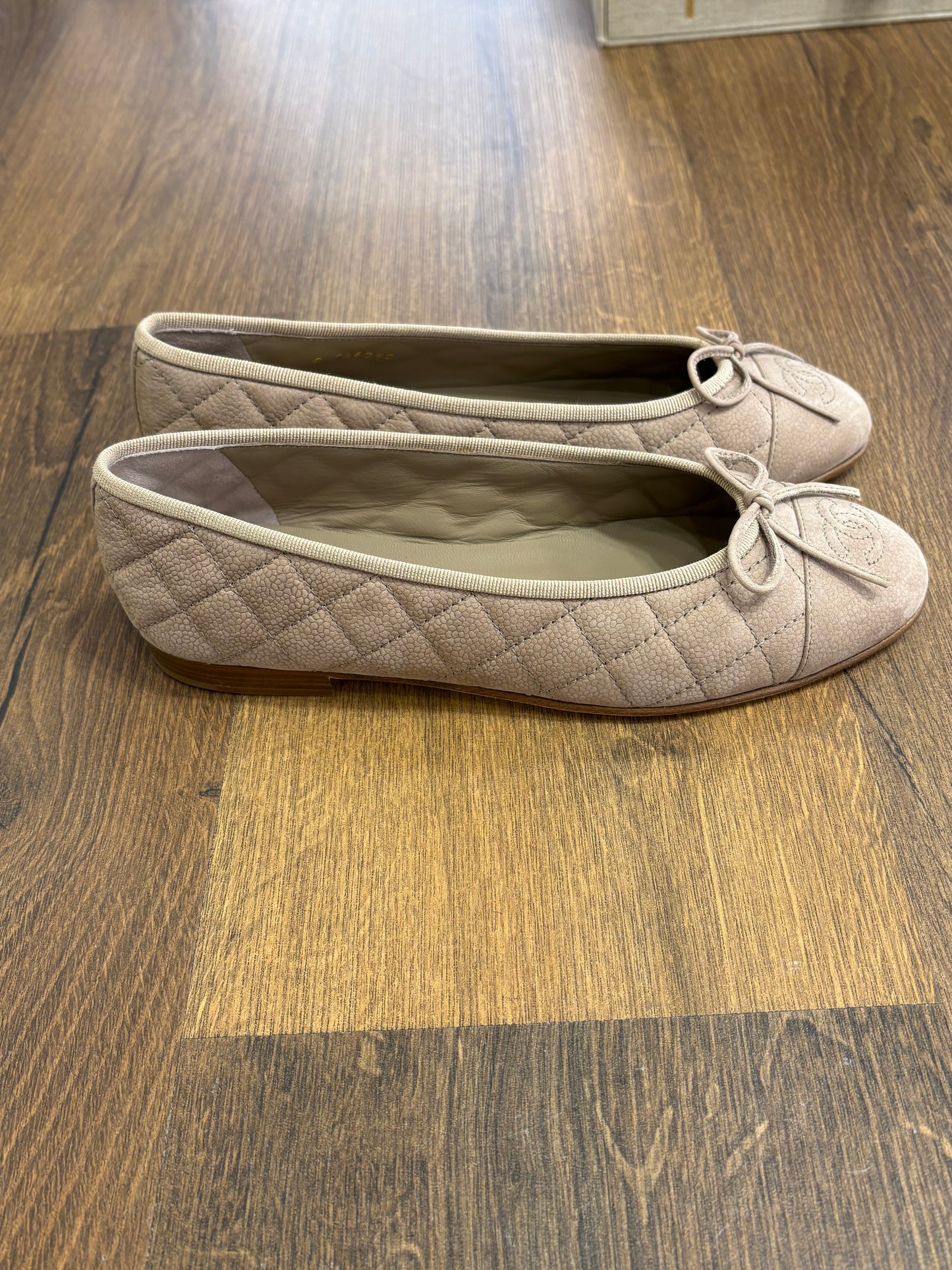Chanel Ballerine Cambon in Pelle Scamosciata Trapuntata Beige Classico. Nuove