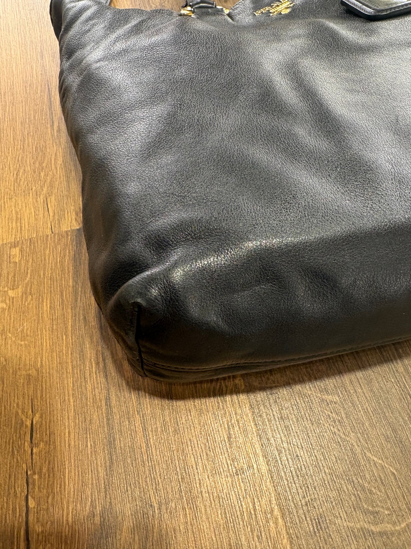 Prada shopping bag in pelle nera martellata