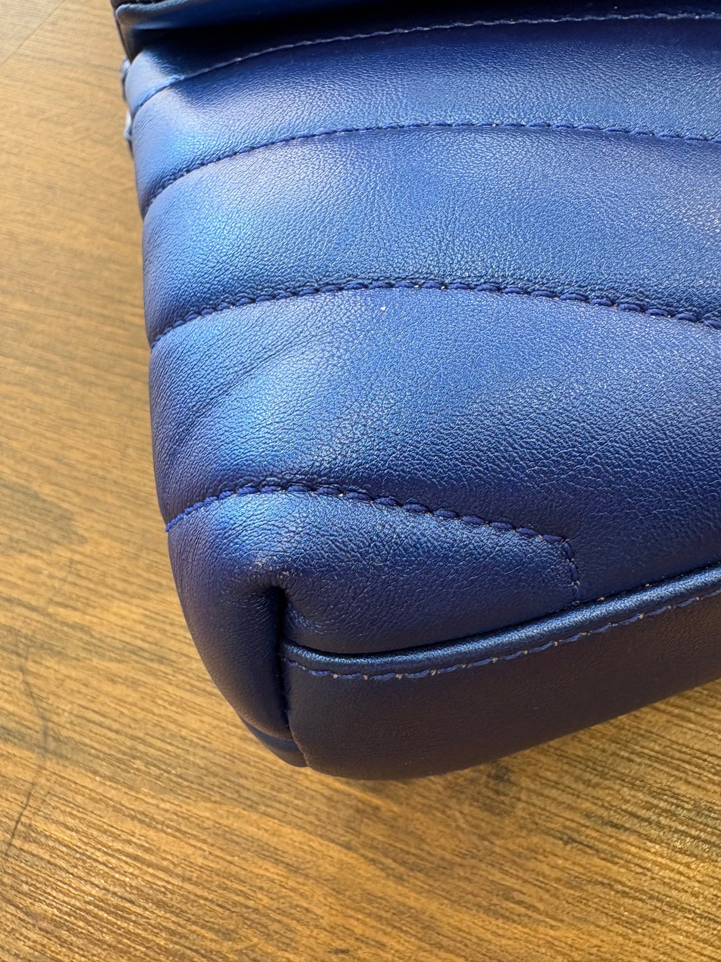 Ysl Loulou Toy in pelle matelasse’ azzurro metallizzato. Nuovo