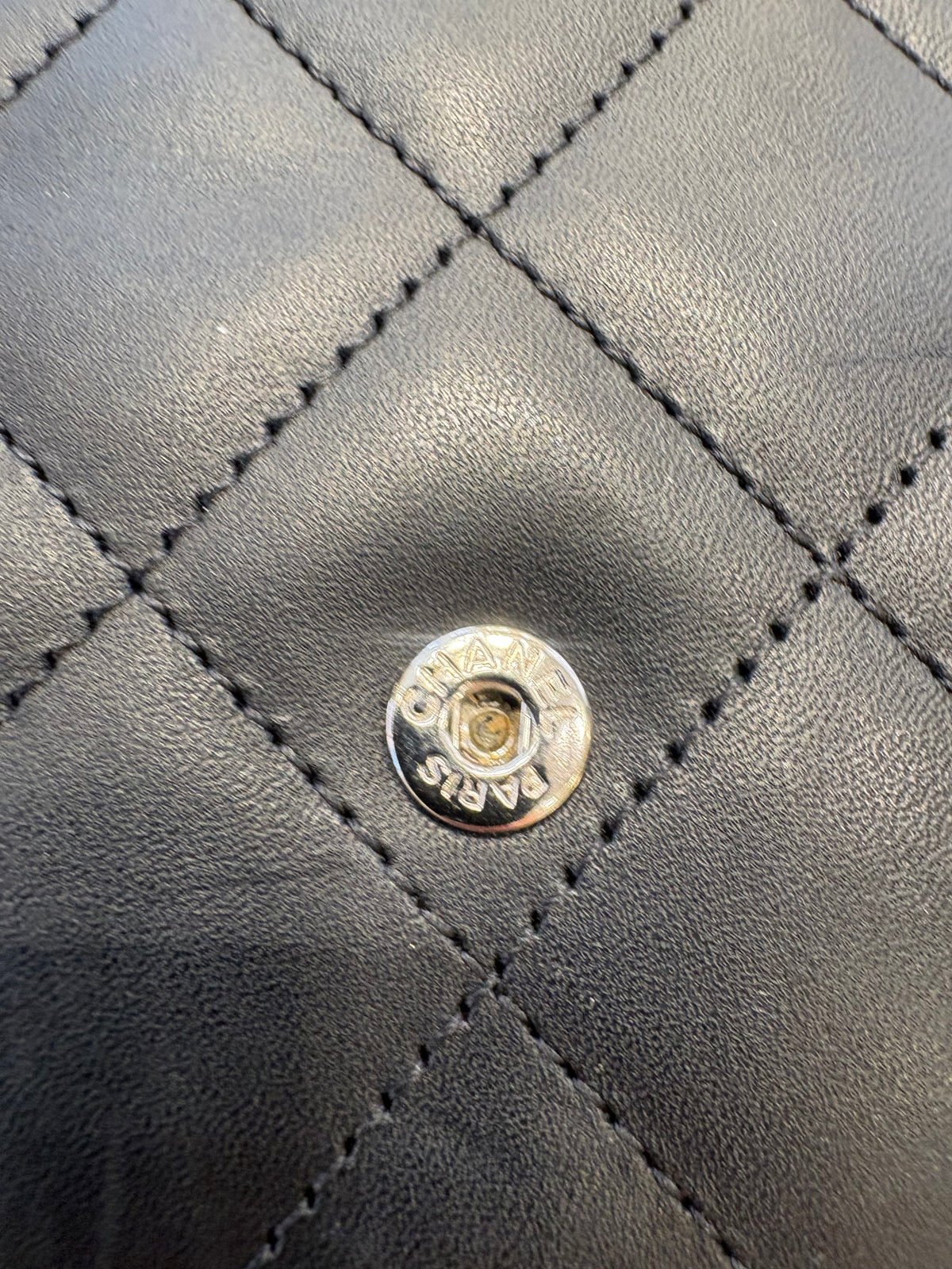 Chanel  Wallet on Chain (WOC) Cambon in Pelle di Vitello Trapuntata Nera Metallo Argento