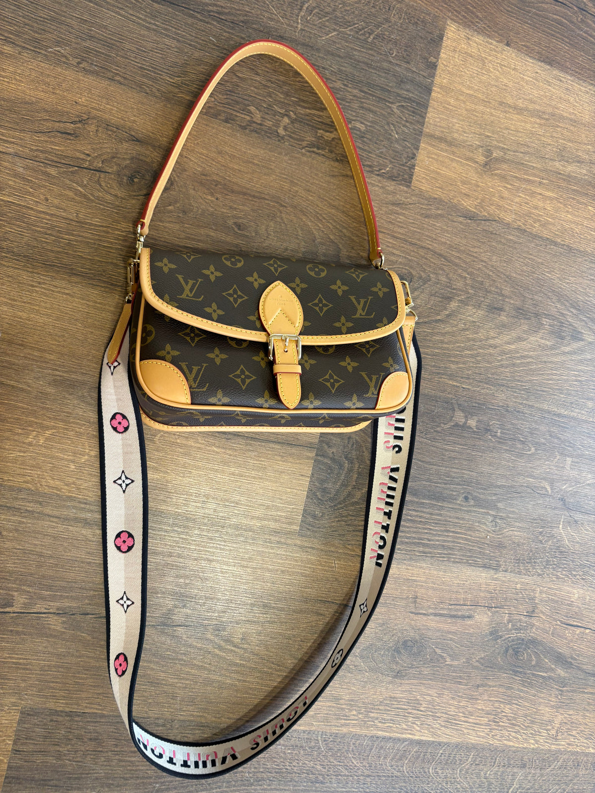 Louis Vuitton Borsa Messenger Diane PM in Tela Monogram con Tracolla Jacquard. Nuovo