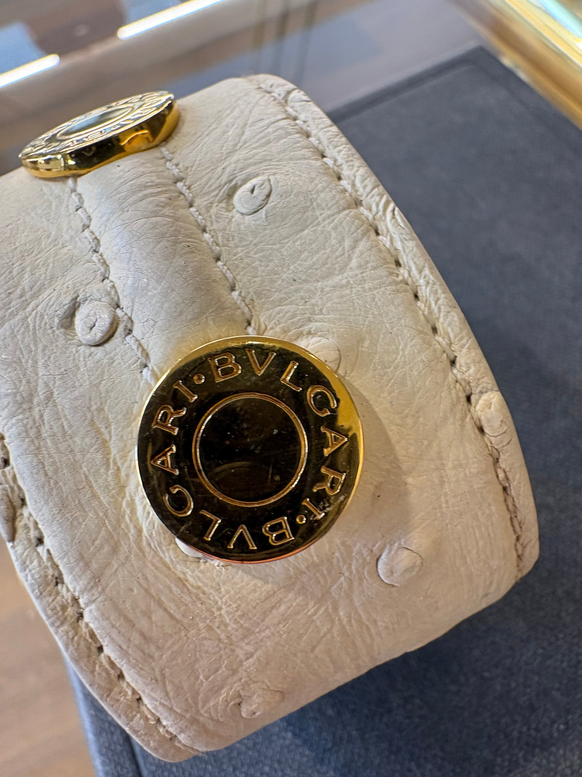 Bvlgari bracciale rigido a fascia in pelle di struzzo avorio metallo dorato