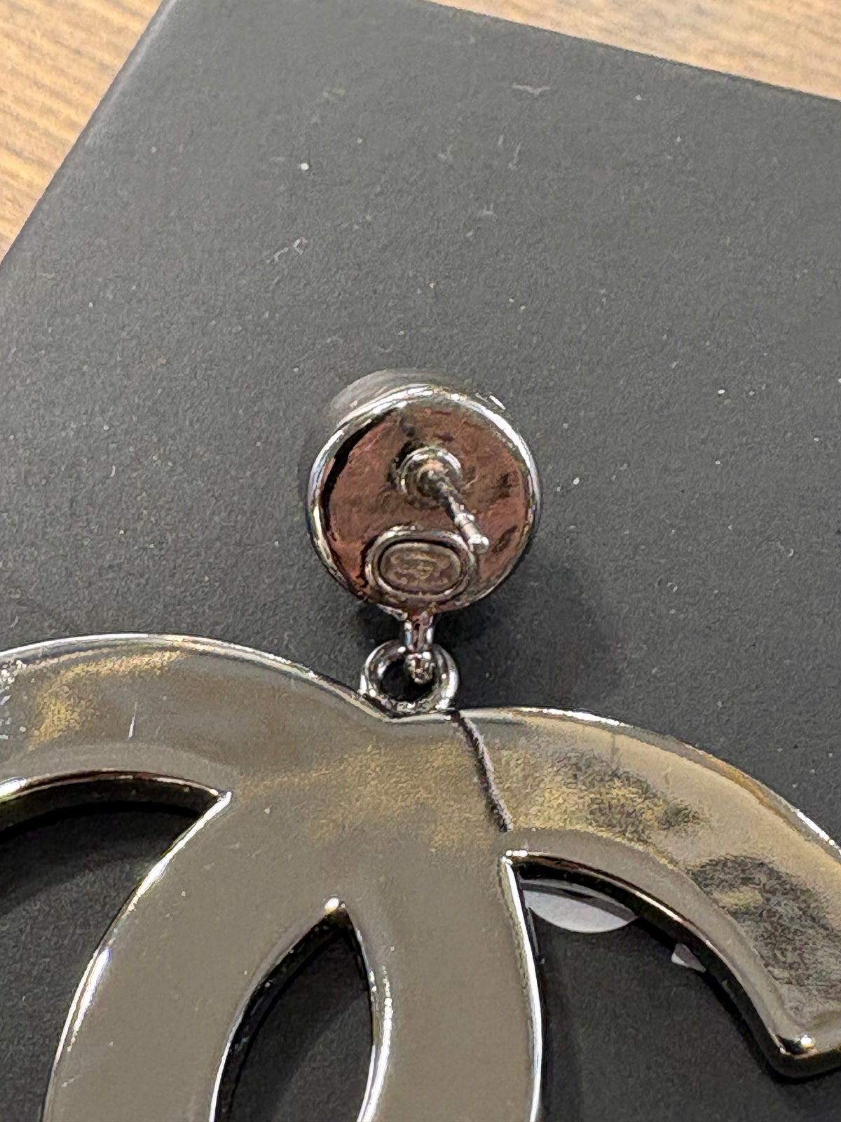 Chanel Orecchini Pendenti Chanel CC Logo Piercing in Metallo Argentato con Perla e Motivo Clover Pattern (Quadrifoglio)