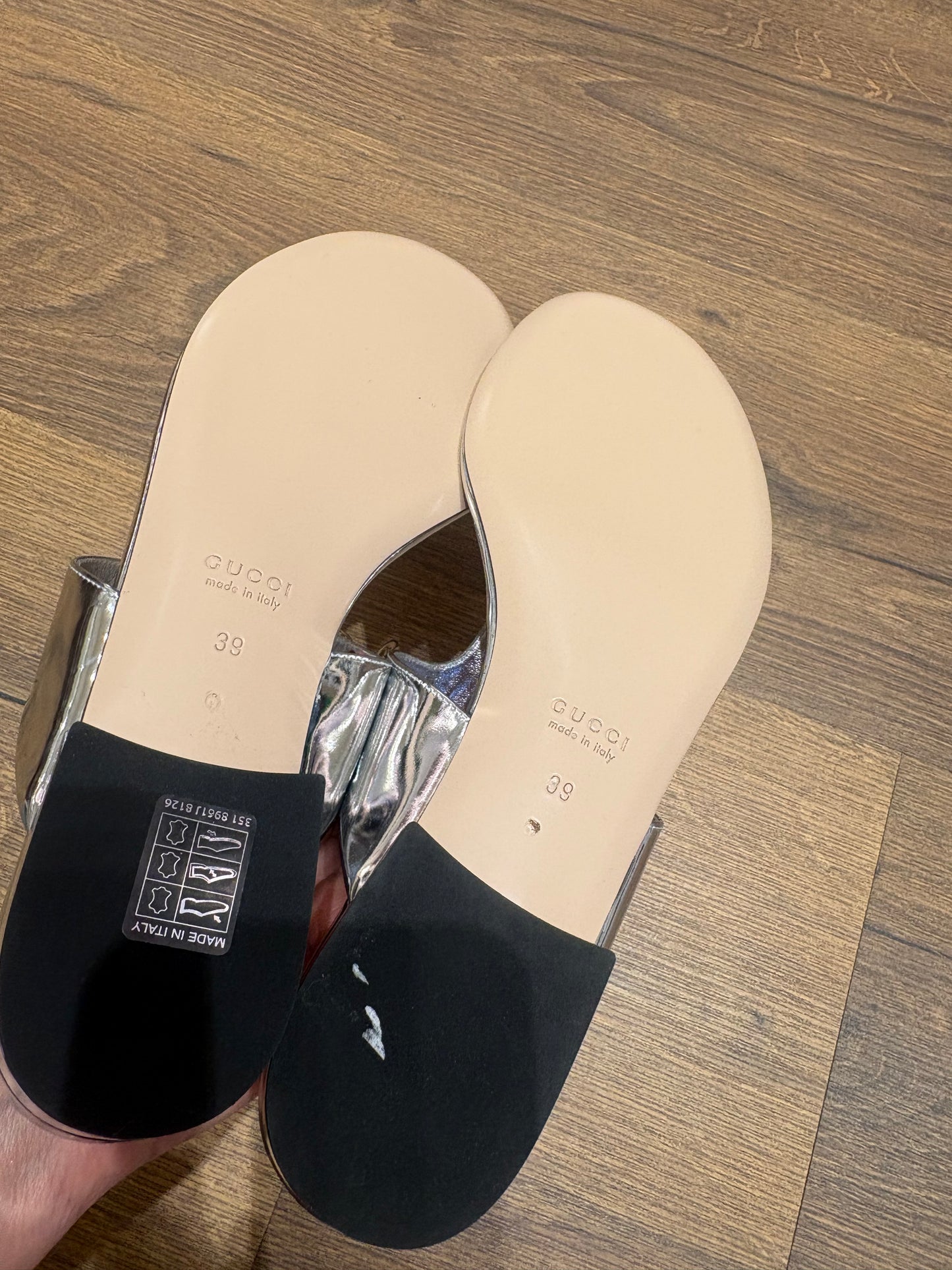 Sandali Infradito Gucci Horsebit  in Pelle Laminata Argento 39. Nuovo
