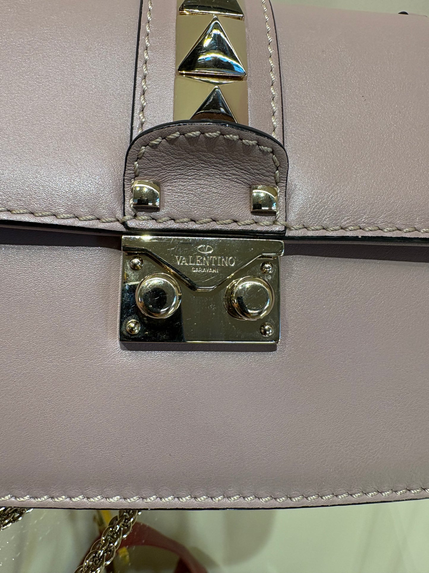 Valentino Garavani Borsa a tracolla  Glam Lock Medium in pelle rosa malva con borchie Rockstud