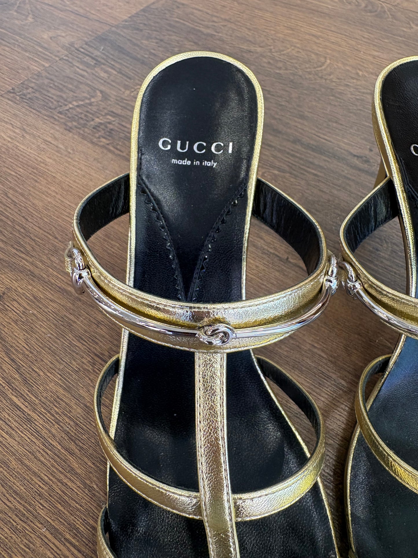 Gucci Sandali Sabot Slim Horsebit in Pelle Metallizzata Oro. Nuovo