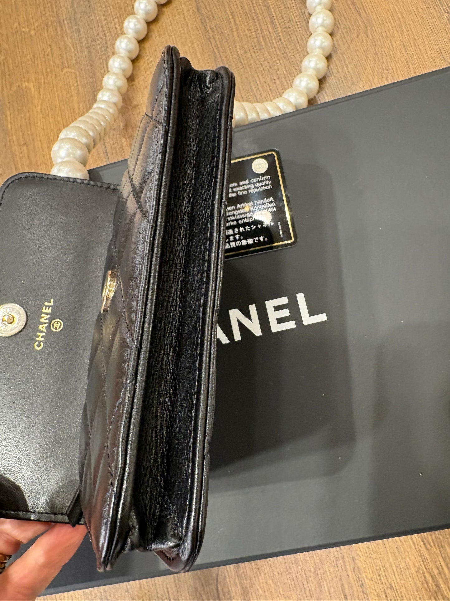Chanel CC Mark Chain Wallet e perle