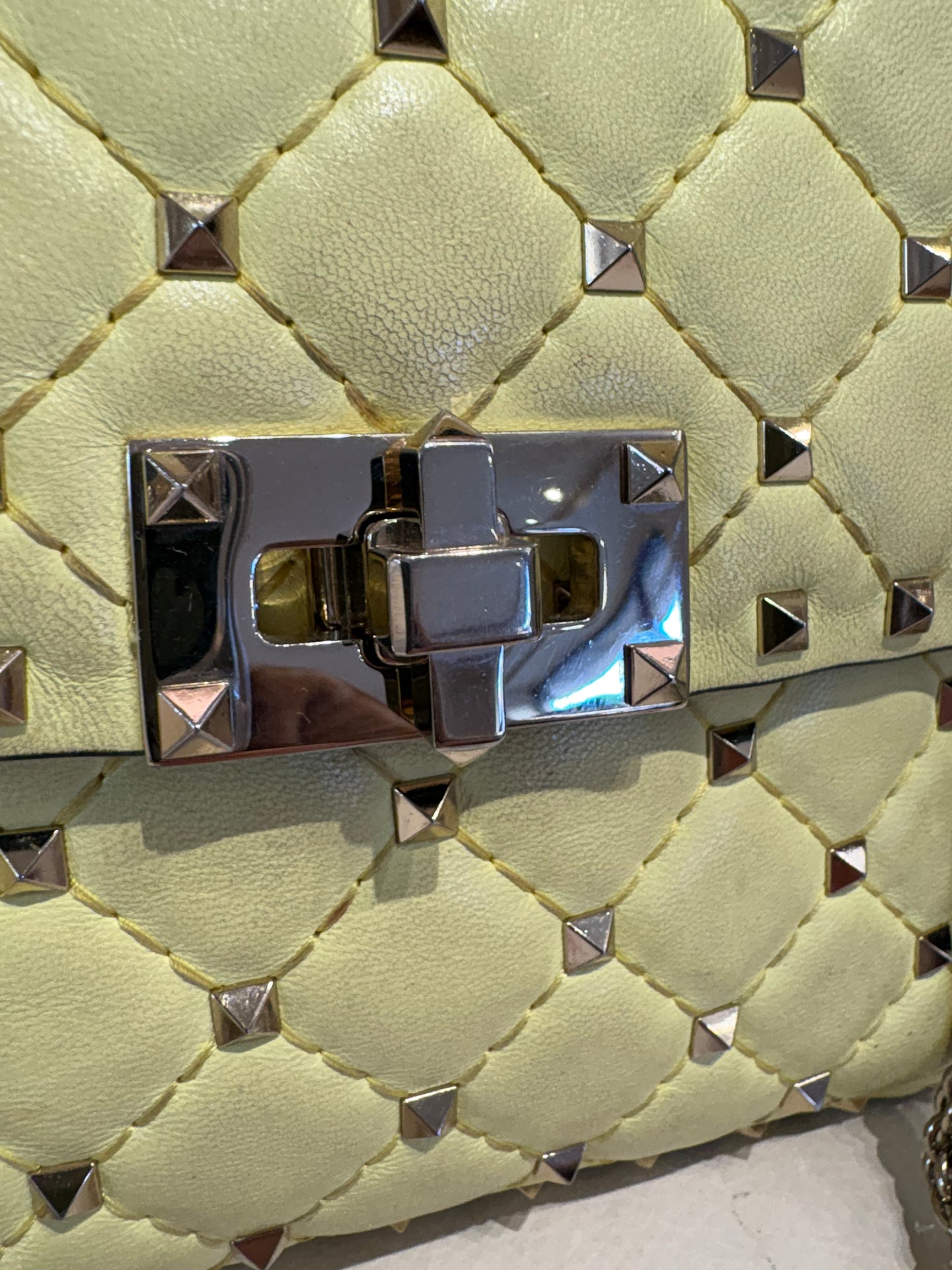 Valentino Garavani borsa Spike in pelle gialla