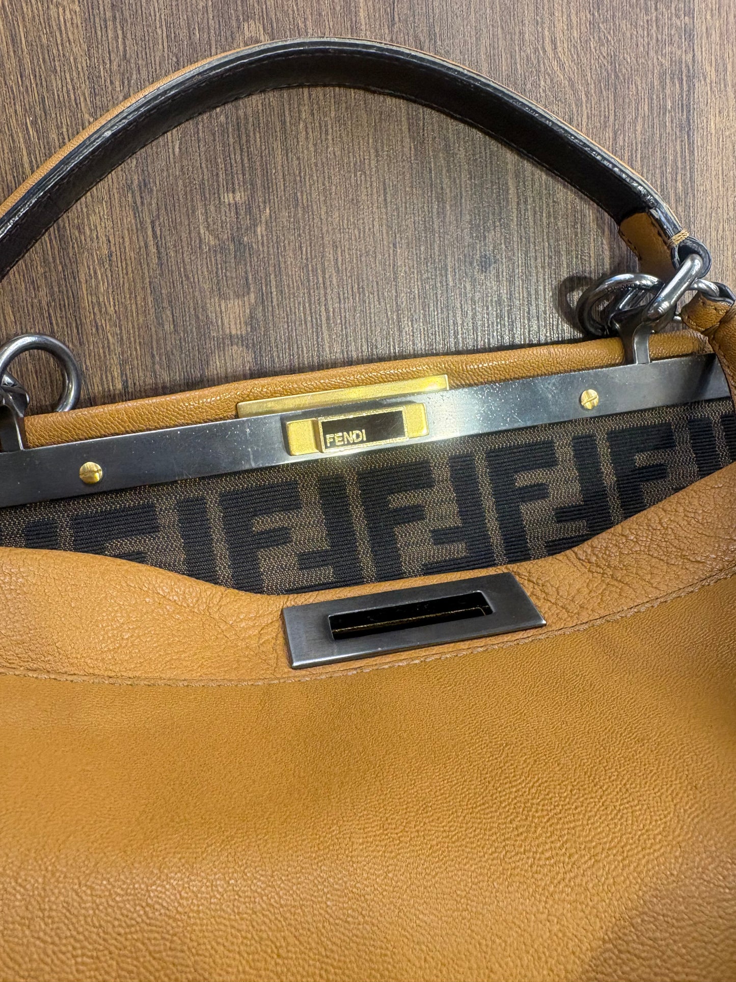Fendi Peekaboo Large in Pelle Color Ocra con Interno Logo FF