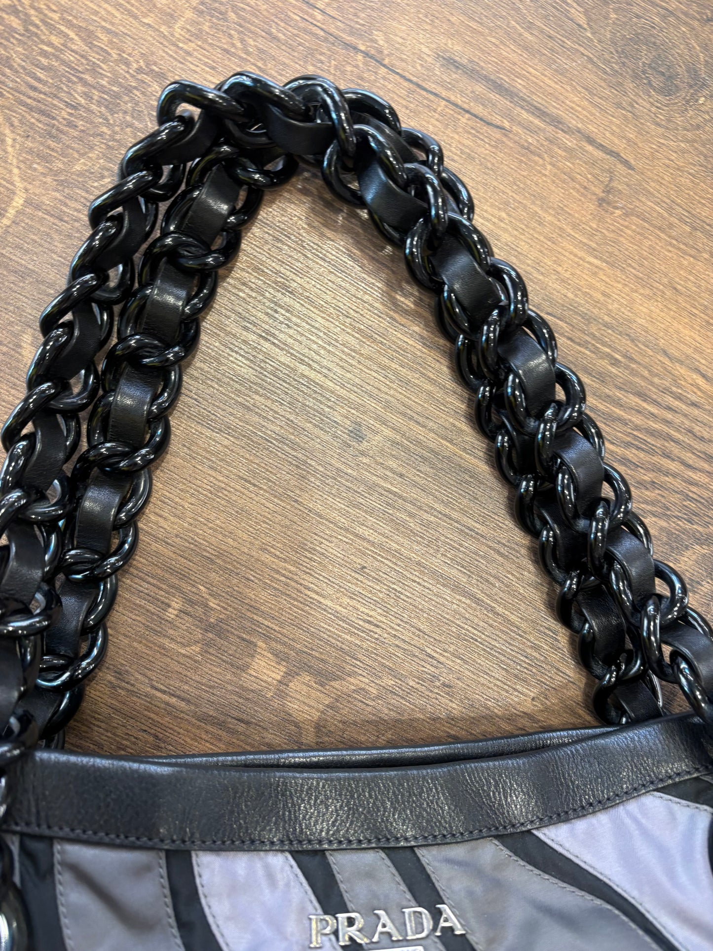 Borsa Tote Vintage Prada Waves in Nylon Tessuto e Pelle Nappa con Manici a Catena