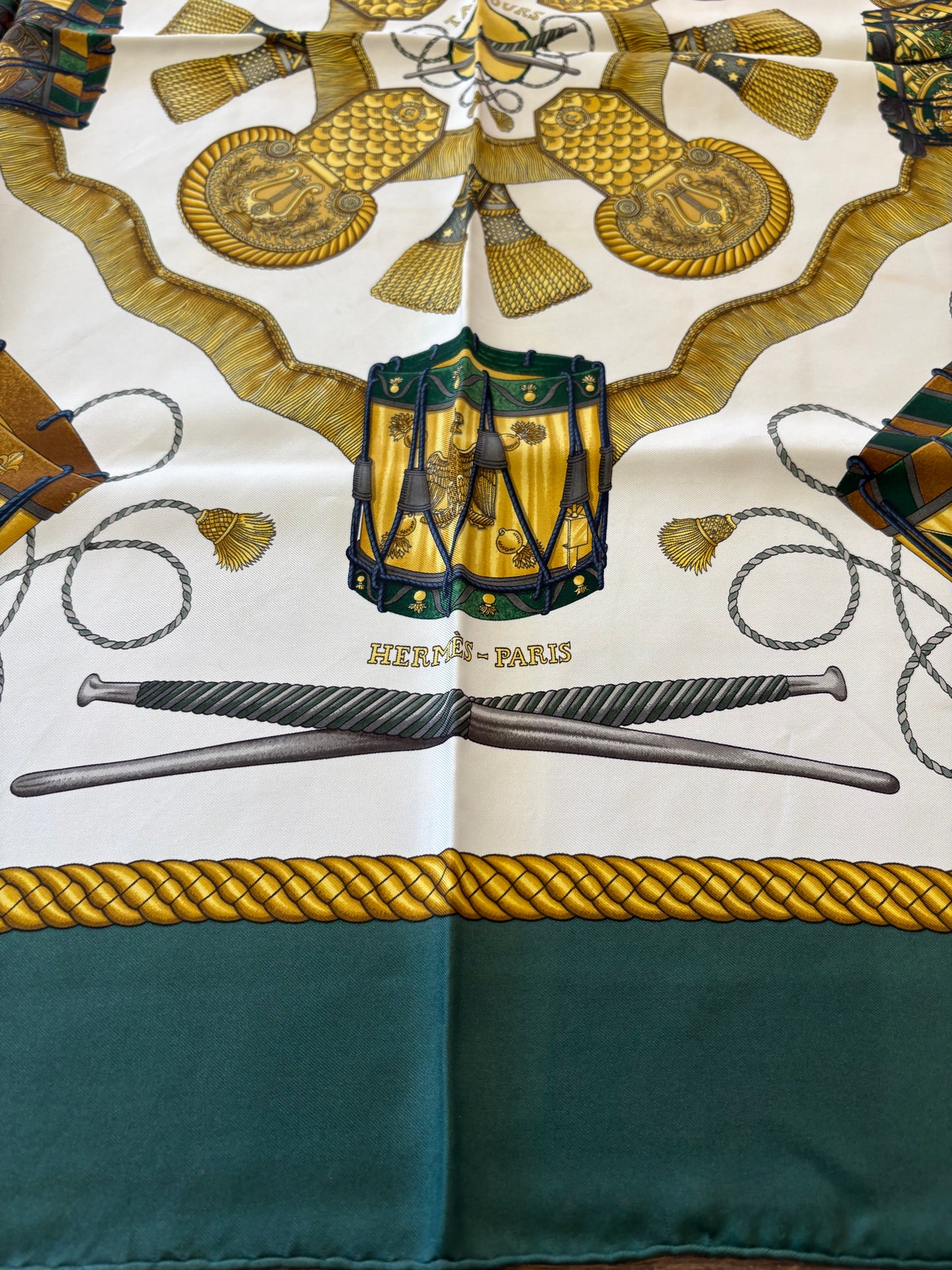 Hermès Paris Foulard Carré 90 "Les Tambours" in Seta Verde Bosco