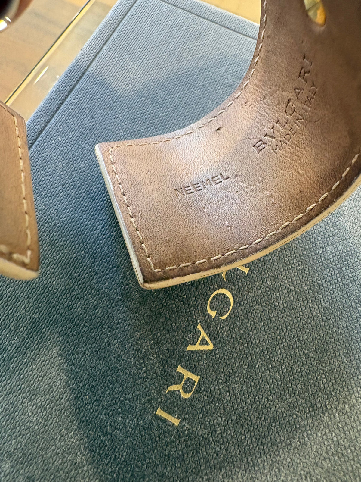 Bvlgari bracciale rigido a fascia in pelle di struzzo avorio metallo dorato