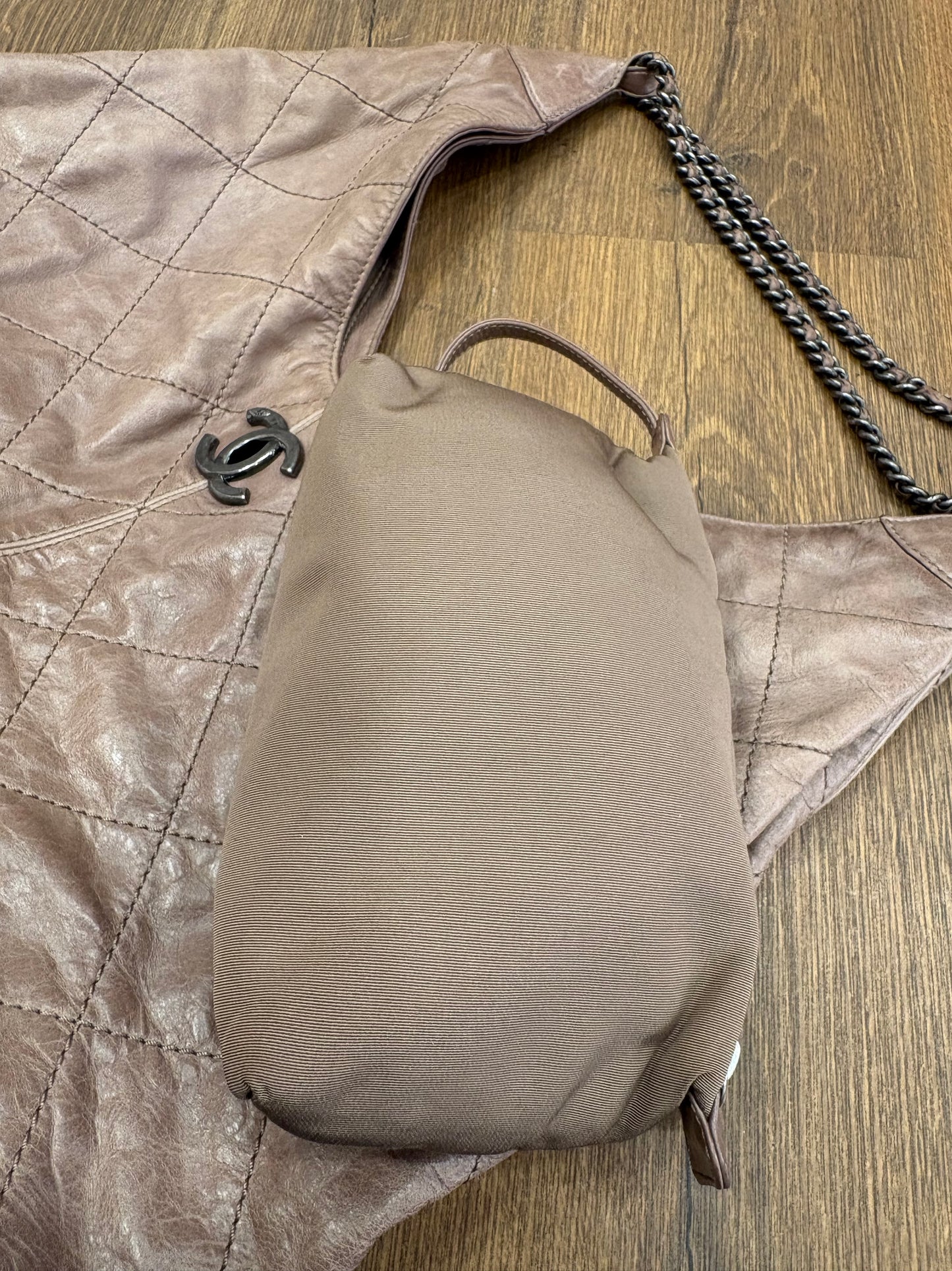 Chanel  Coco Supple Hobo in pelle di vitello invecchiata trapuntata