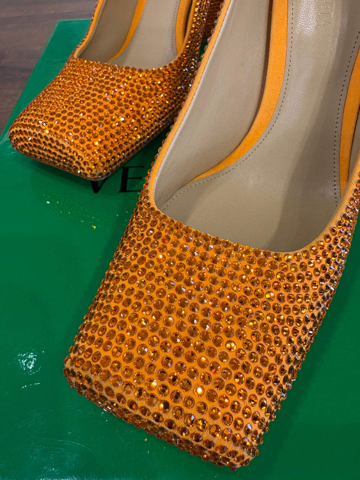 Bottega Veneta Crystal Embellished Tower Pumps. Nuovo