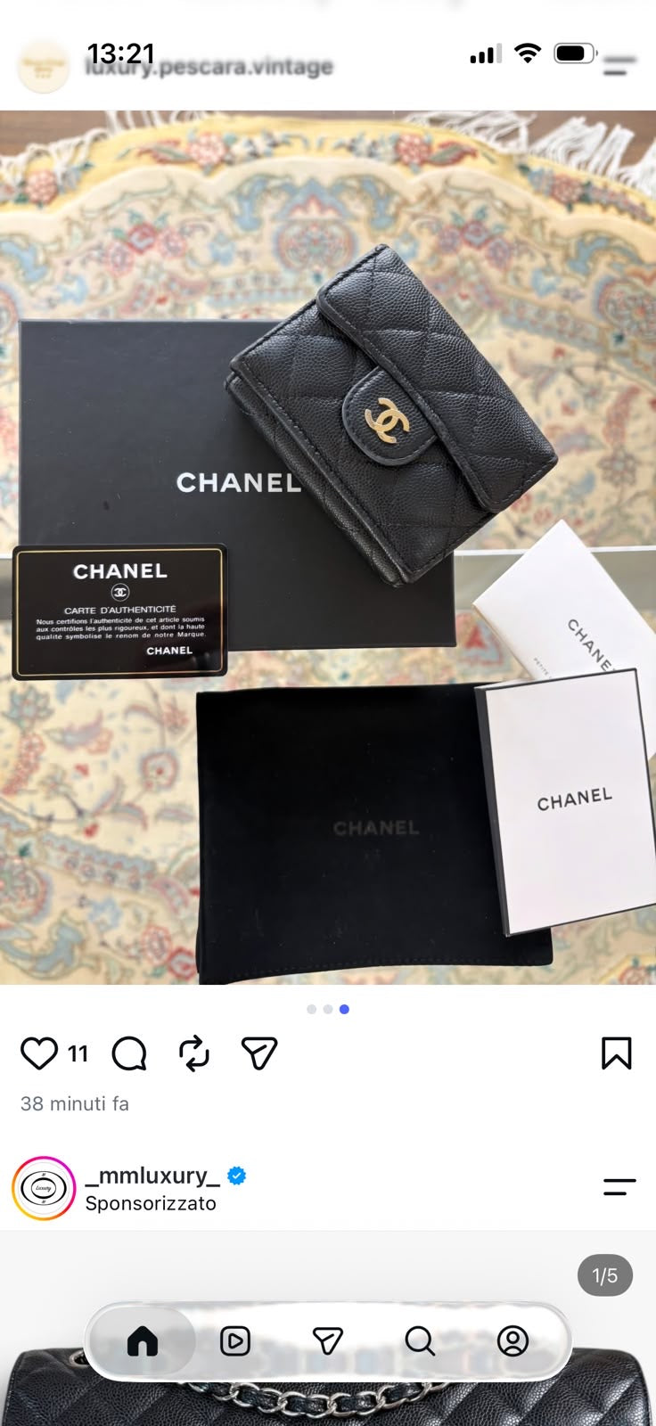 Chanel Portafoglio Compatto Classico con Patta Small in Pelle Lambskin Nera e Metallo Dorato