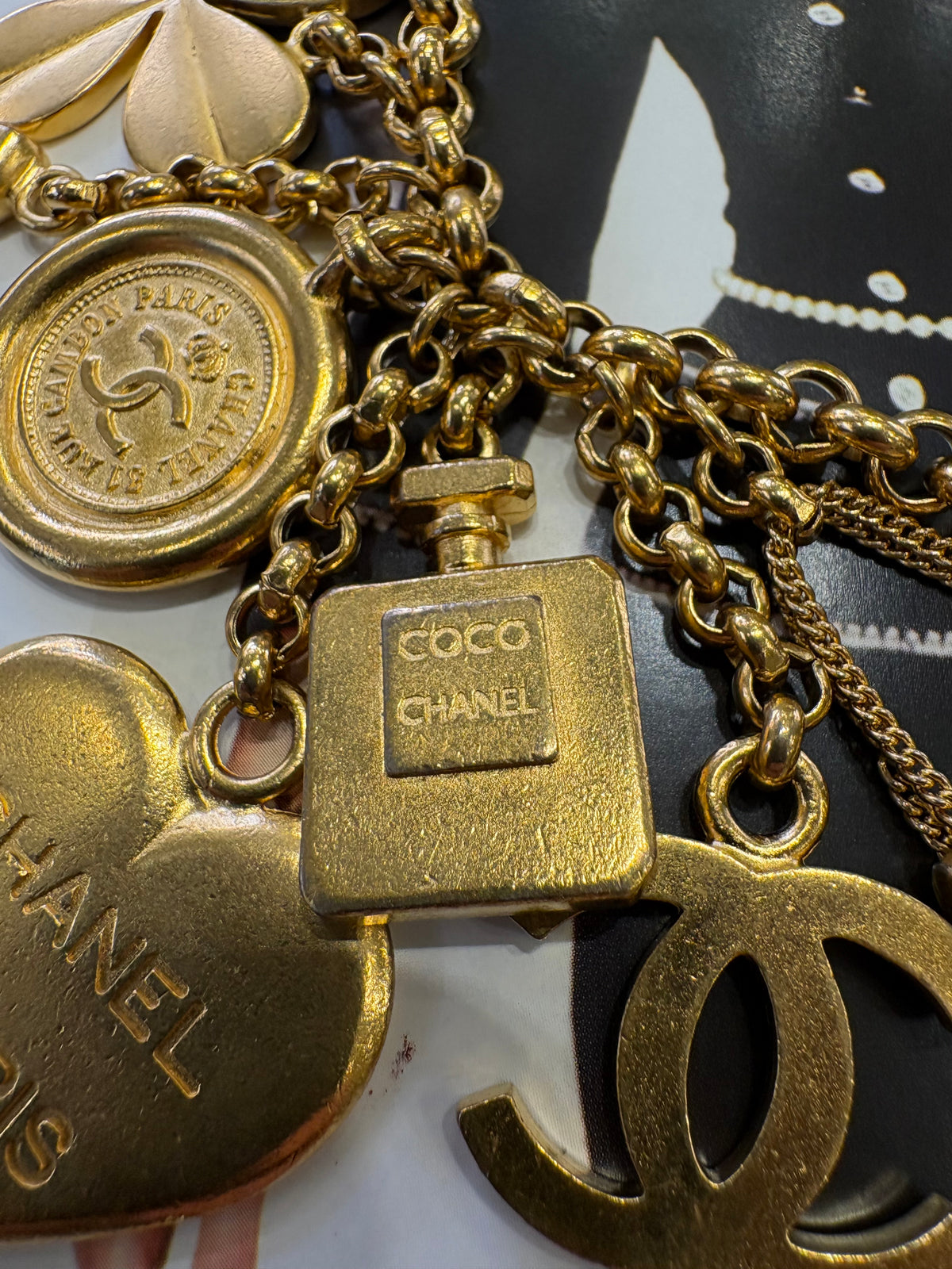 Chanel Cintura a catena con ciondoli portafortuna (Lucky Charms) . Vintage metà anni ‘90