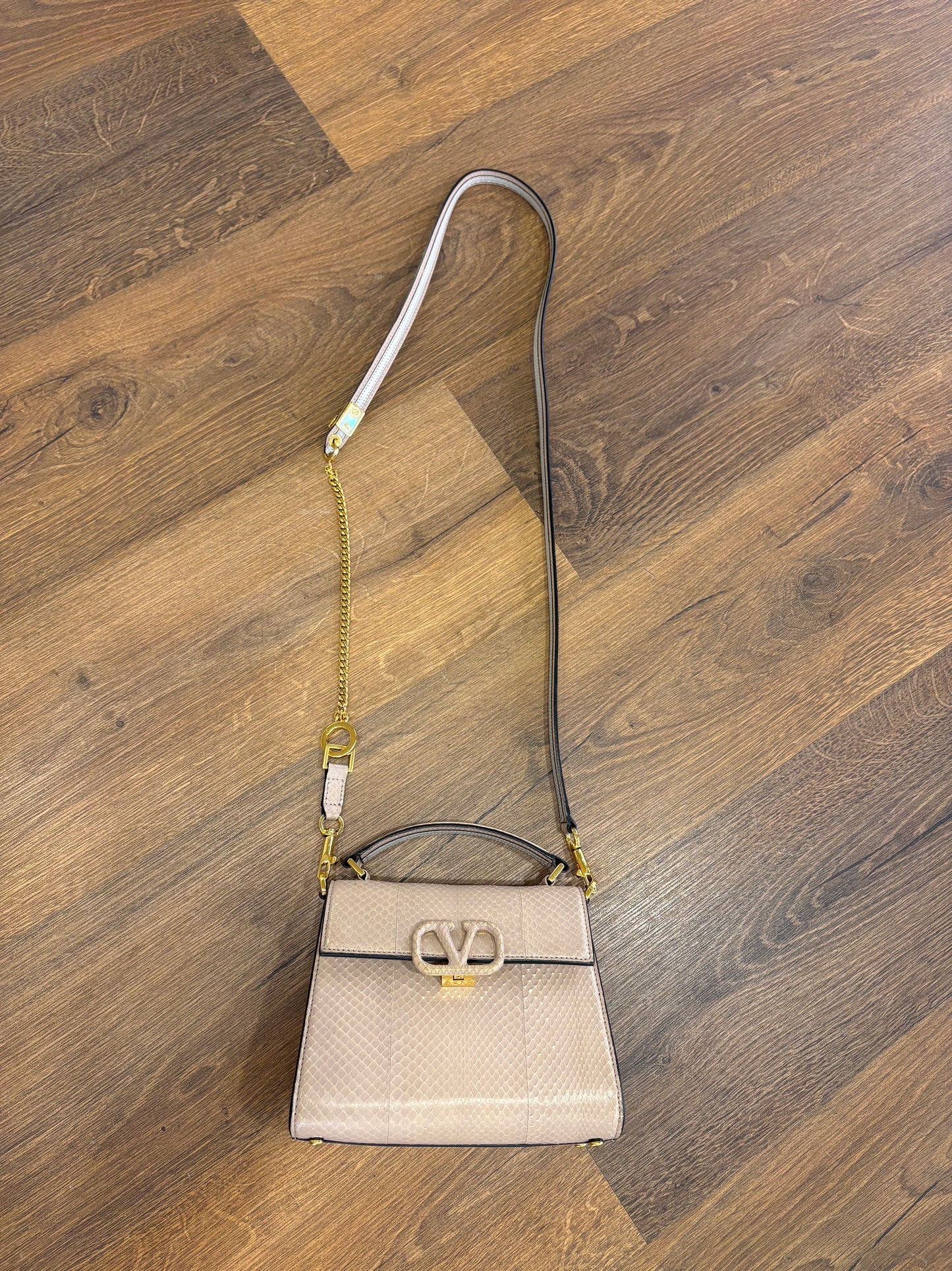 Valentino Garavani VSLING borsa small in pitone rosa chiaro