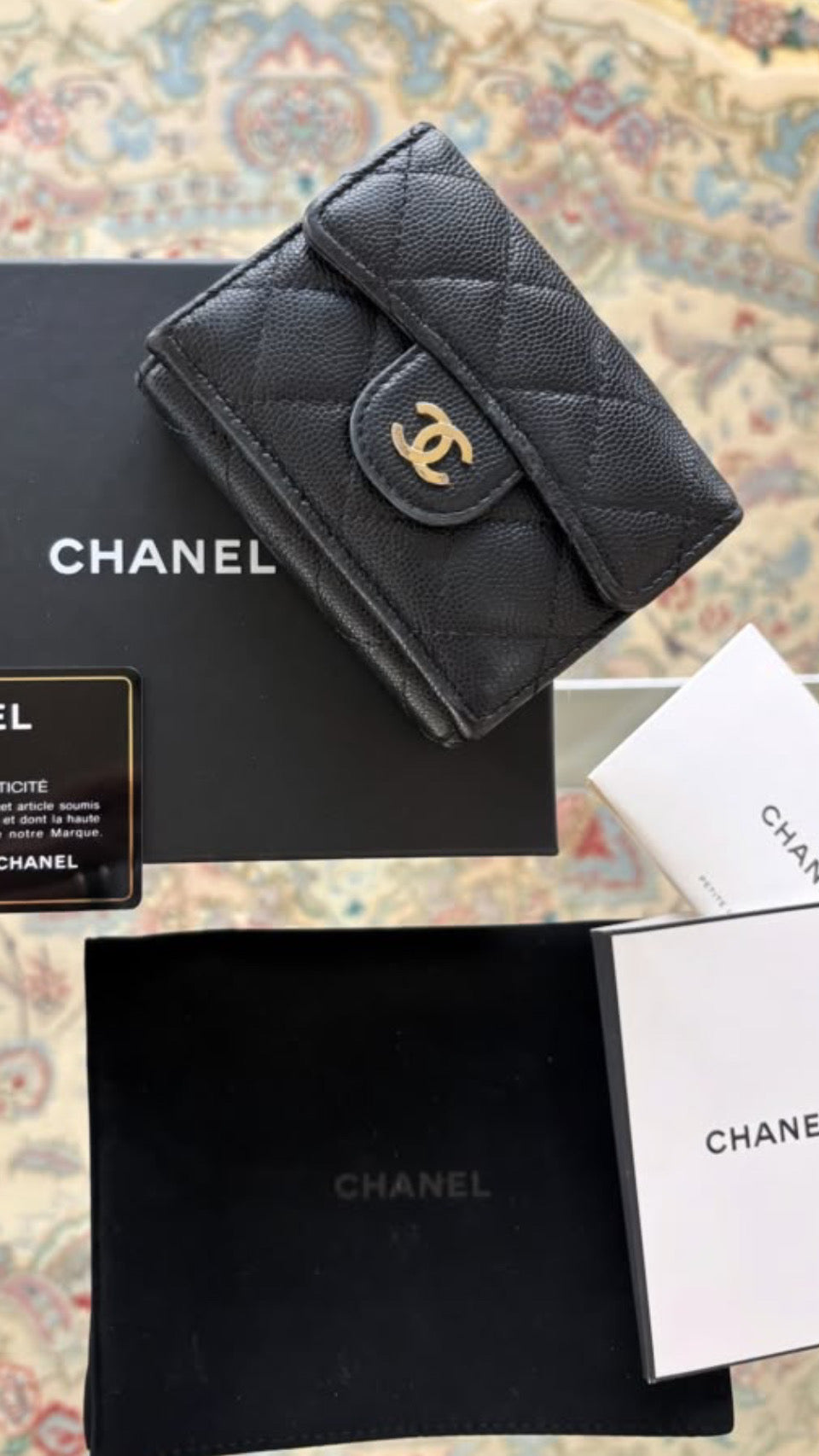 Chanel Portafoglio Compatto Classico con Patta Small in Pelle Lambskin Nera e Metallo Dorato