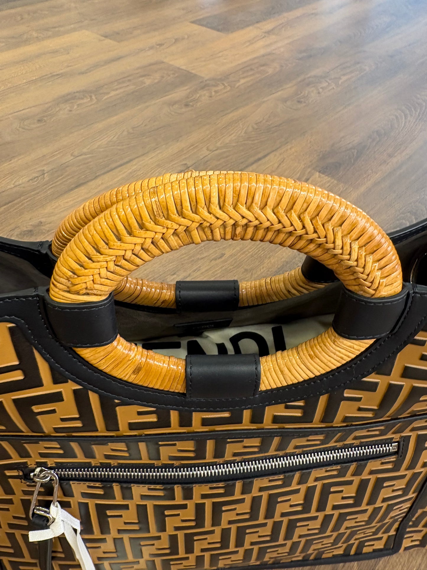 Fendi Runaway Shopper Grande in Pelle manici in rattan . Nuovo