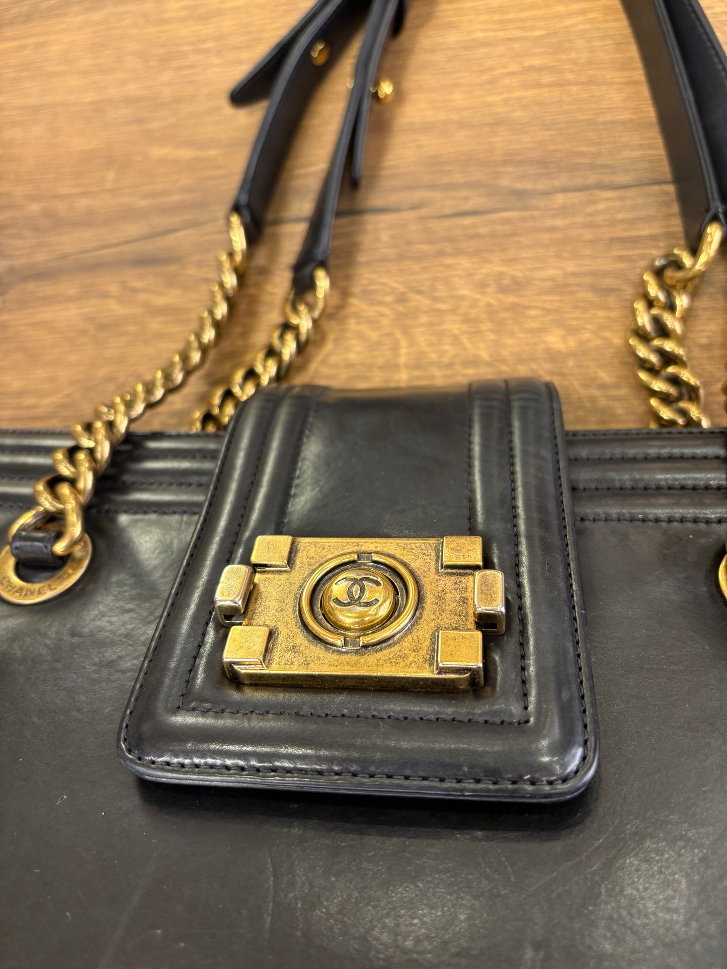 Chanel Boy large shopping in pelle nera