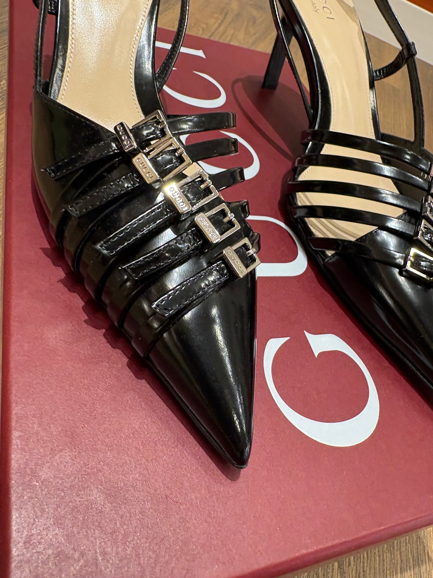 Gucci Décolleté Slingback Gucci Seraphine in Vernice con Fibbie. Nuovo