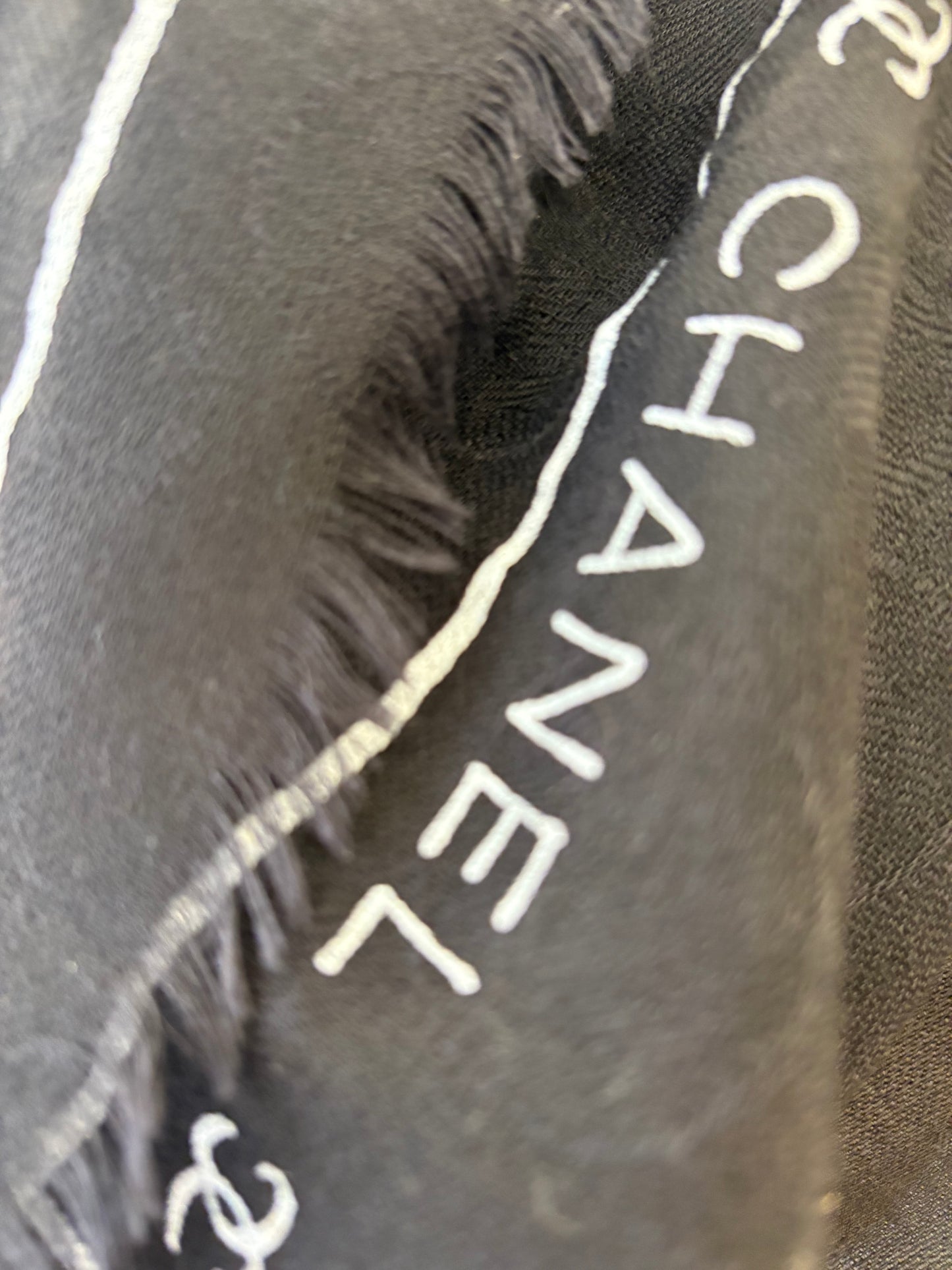Chanel Maxi Stola Logata in Cashmere e Seta Nero/Bianco