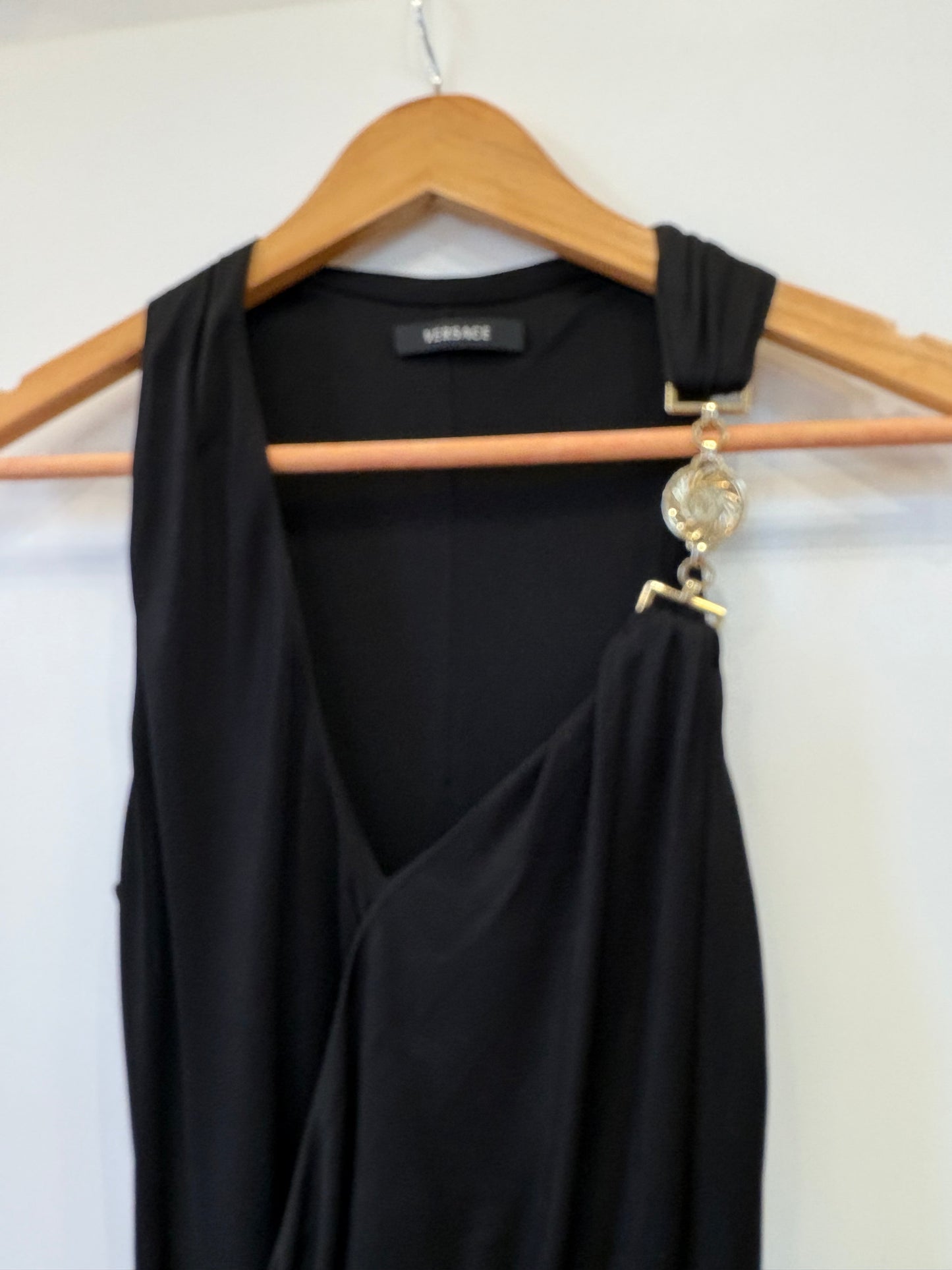 Versace tubino scollatura asimmetrica con medusa gold