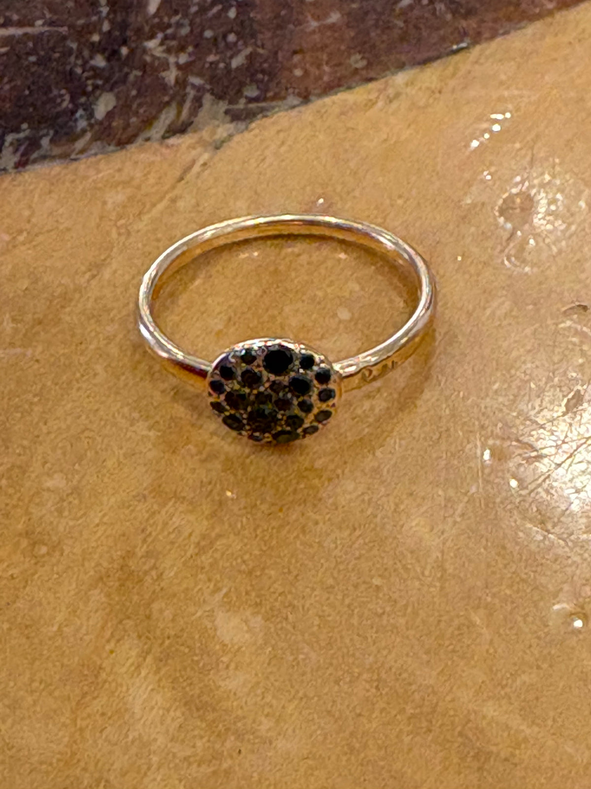 Pomellato Anello Sabbia Piccolo in Oro Giallo  18kt con Pavé di Diamanti Neri