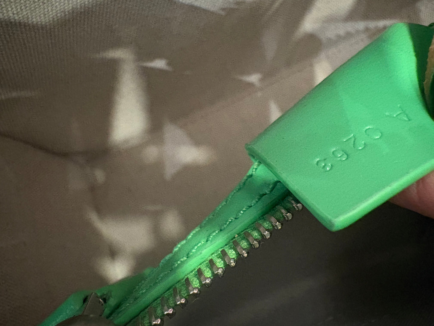 Bottega Veneta Mini Antigona in pelle verde assenzio. Nuova
