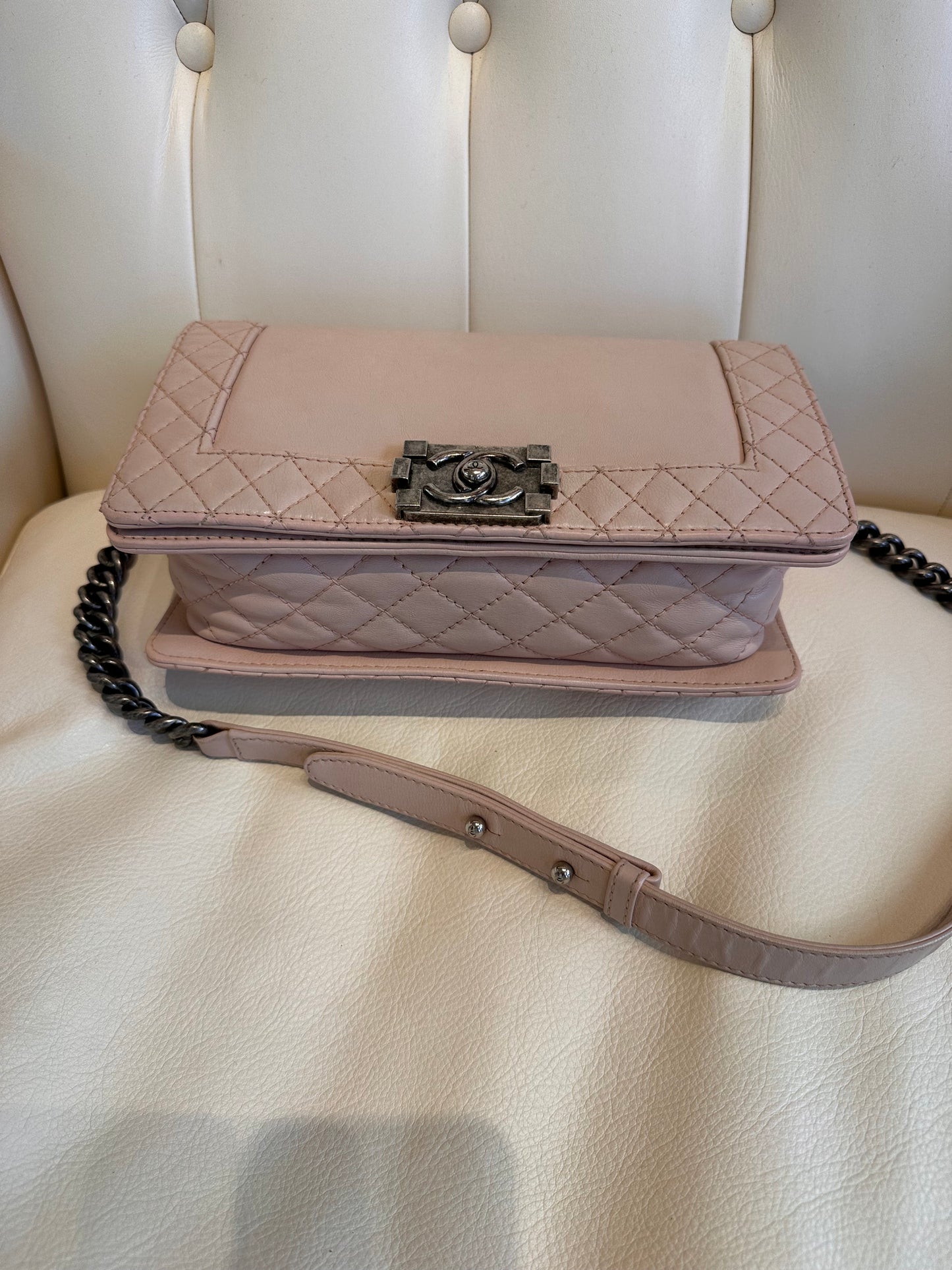 Chanel Boy in pelle rosa chiaro