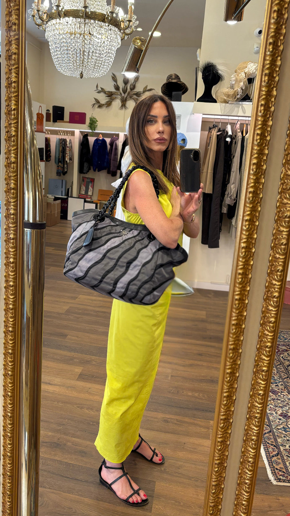 Borsa Tote Vintage Prada Waves in Nylon Tessuto e Pelle Nappa con Manici a Catena