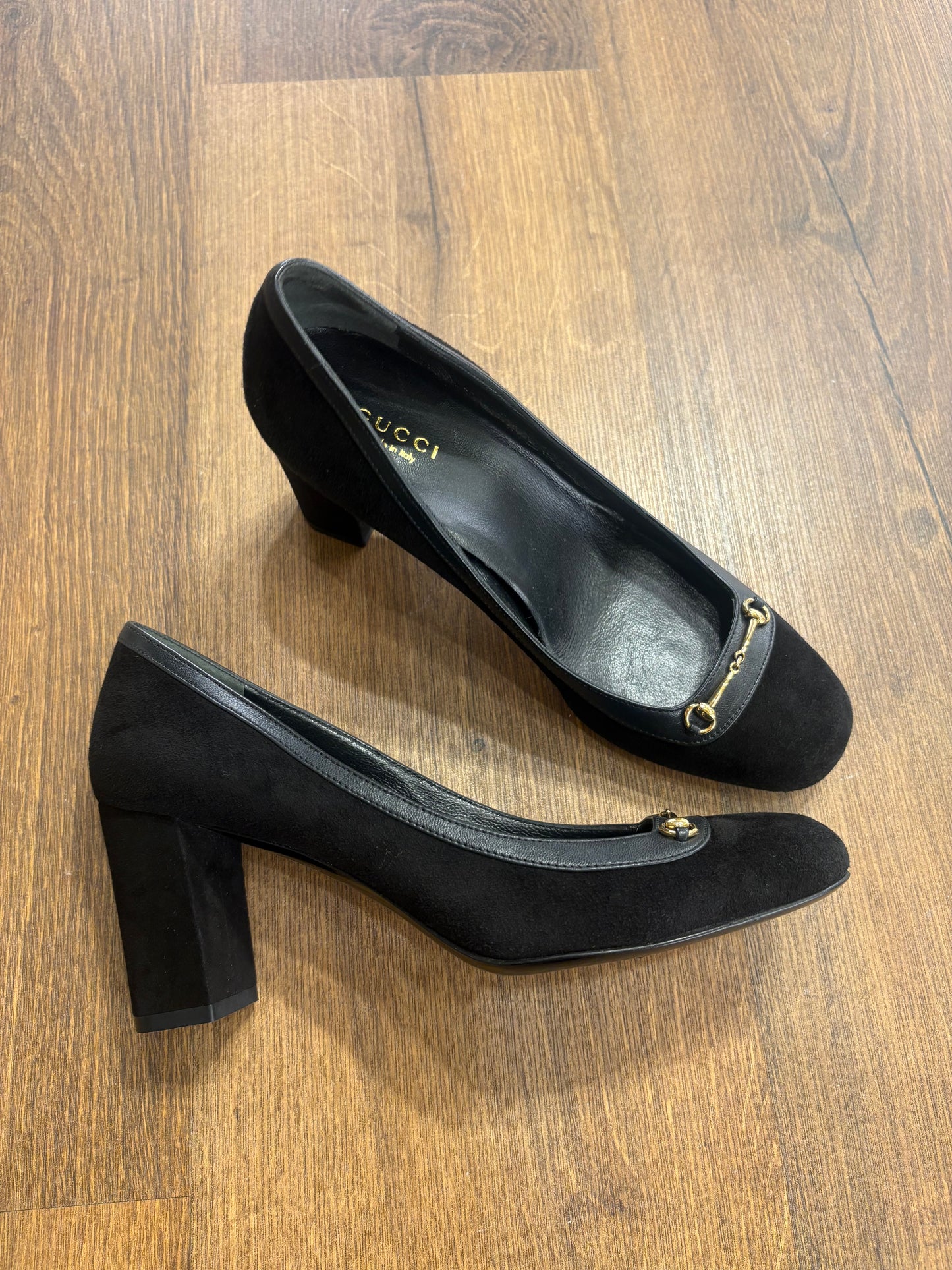 Gucci décolleté in suede nero con morsetto dorato