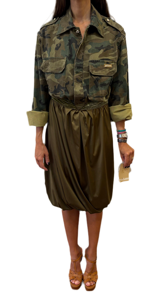Galliano abito camouflage e seta recycling