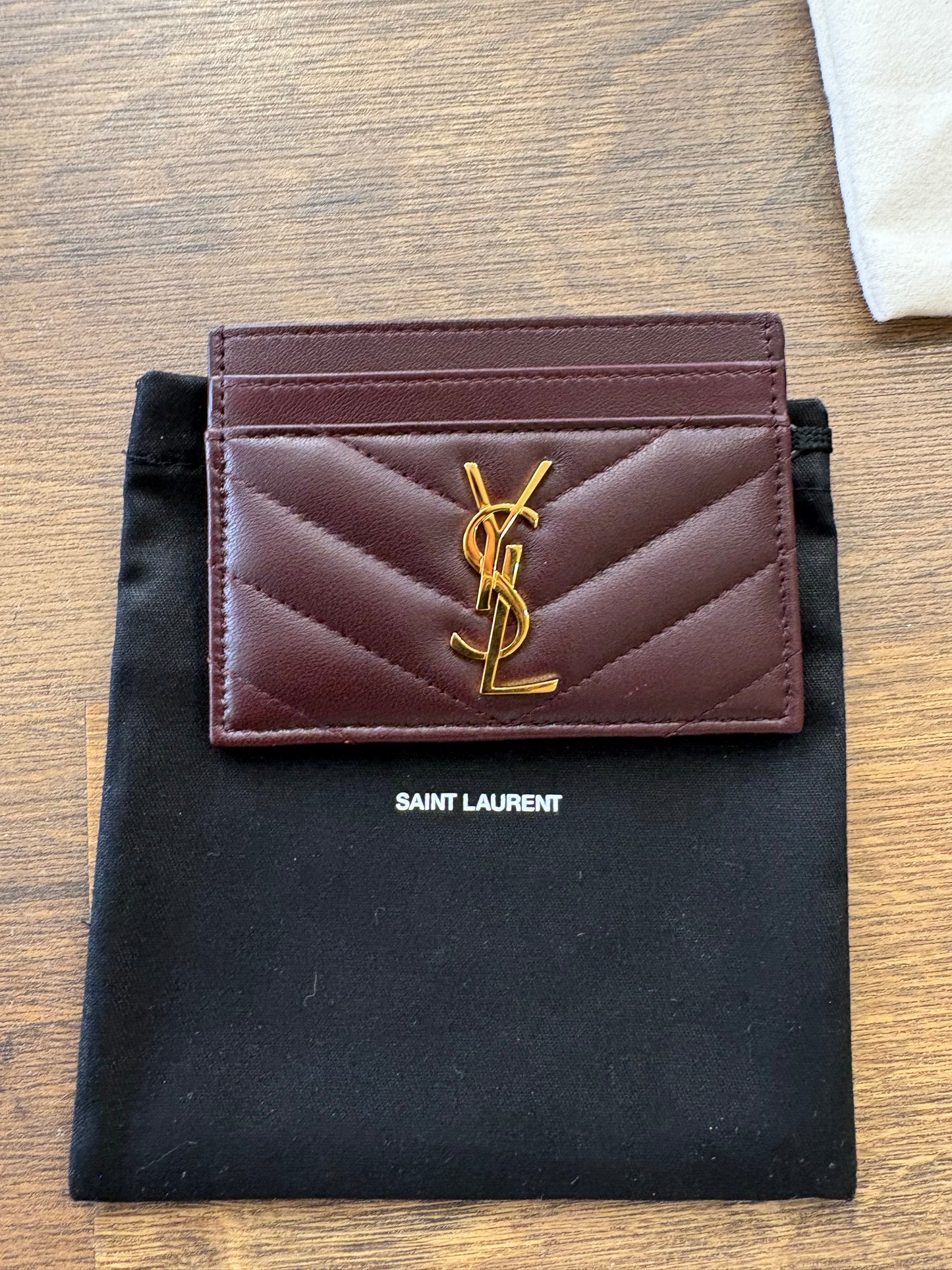 YSL Portacarte Cassandre Matelassé in Pelle Cabernet. Nuovo