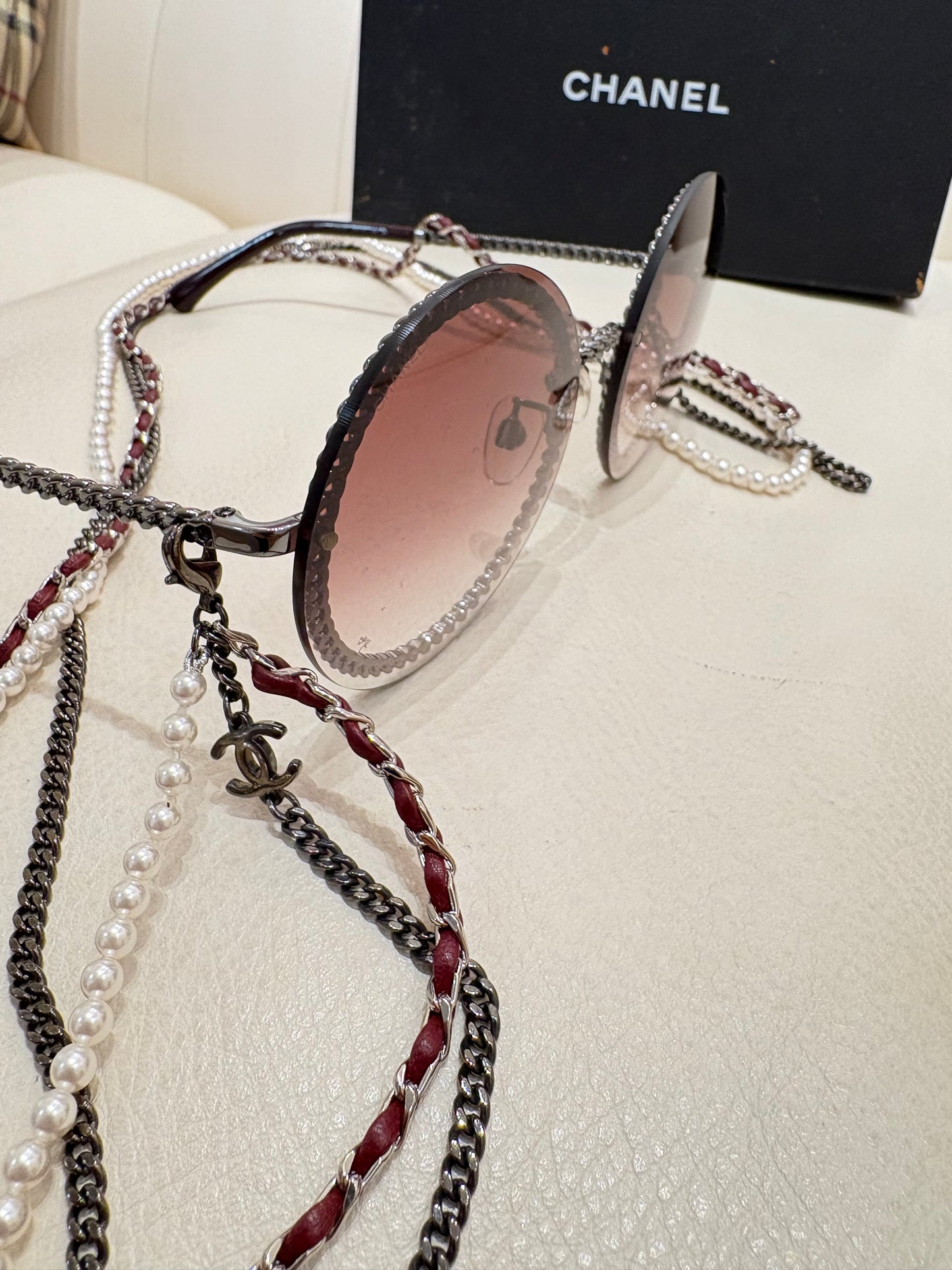 Chanel occhiali da sole round catene pelle e perle lenti rosa sfumate