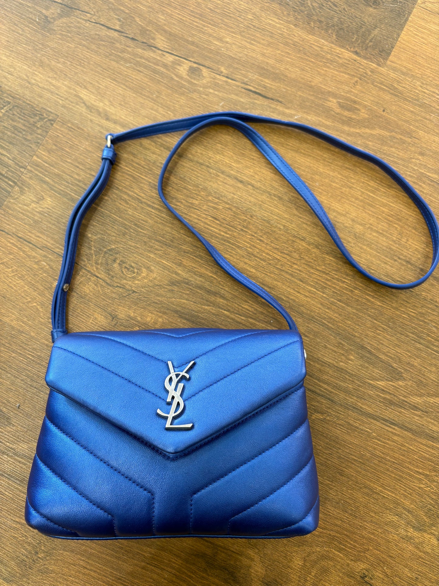 Ysl Loulou Toy in pelle matelasse’ azzurro metallizzato. Nuovo