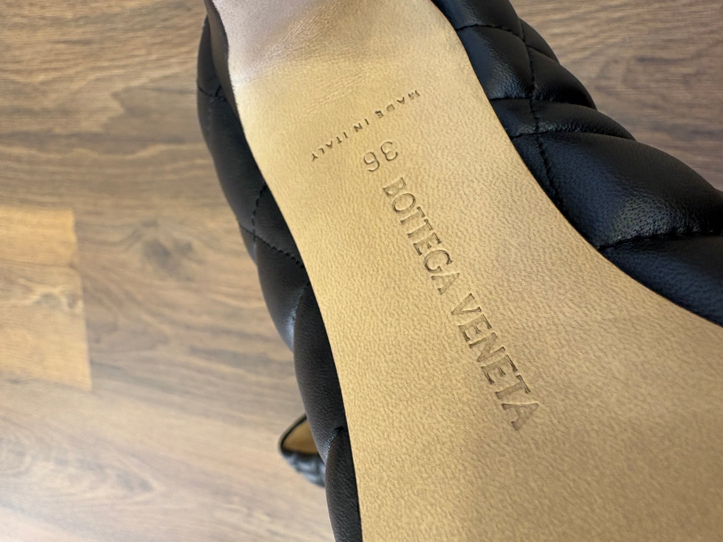 Bottega Veneta Puffy Bloc trapuntata in pelle nera 37. Nuovo