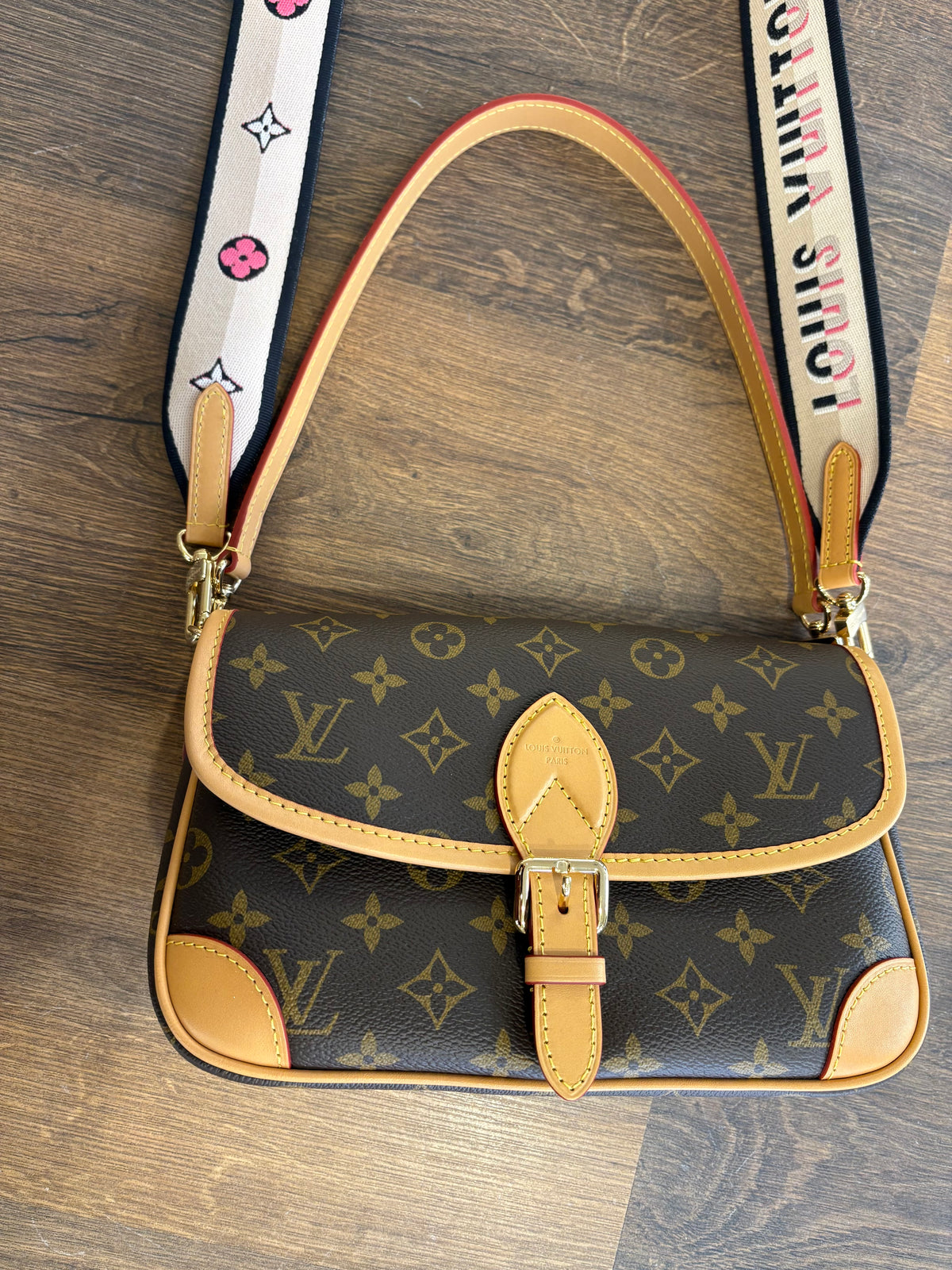 Louis Vuitton Borsa Messenger Diane PM in Tela Monogram con Tracolla Jacquard. Nuovo