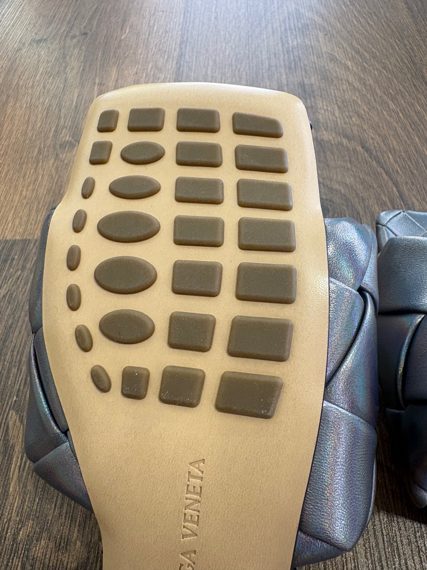 Bottega Veneta Sandali Flat Lido in Pelle Intrecciata Oyster Metallic 36. Nuovo