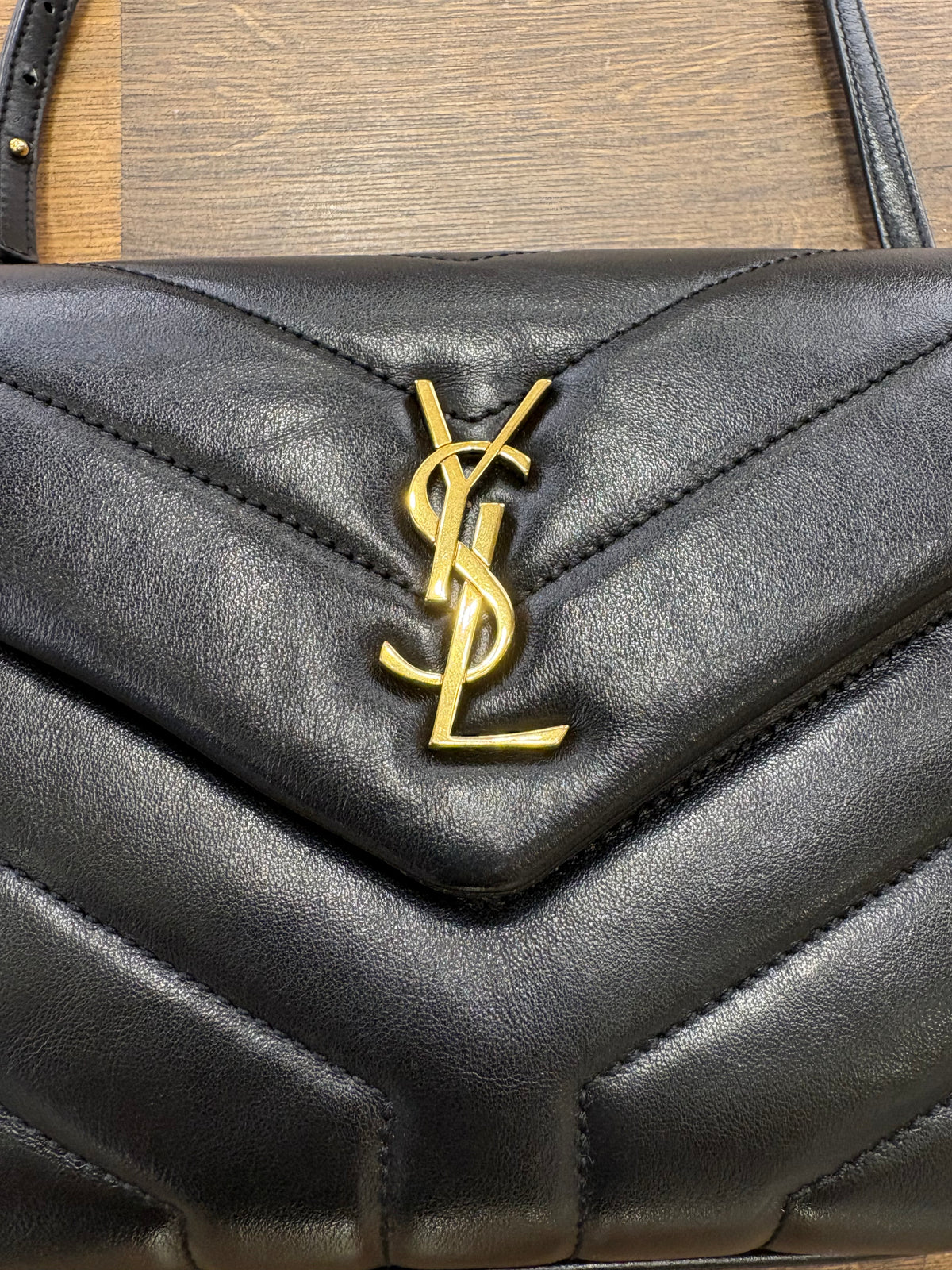Saint Laurent Loulou Toy/Mini d'Archivio in Pelle Matelassé Nera con Hardware Dorato