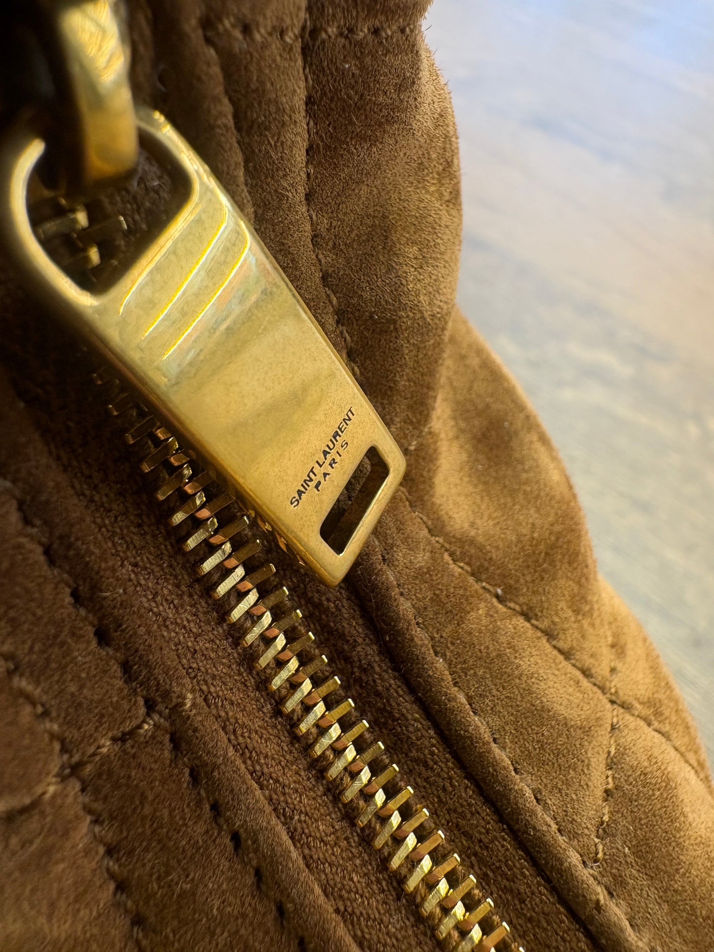Saint Laurent Icarino piccola borsa a mano in suede caramel cognac. Nuovo