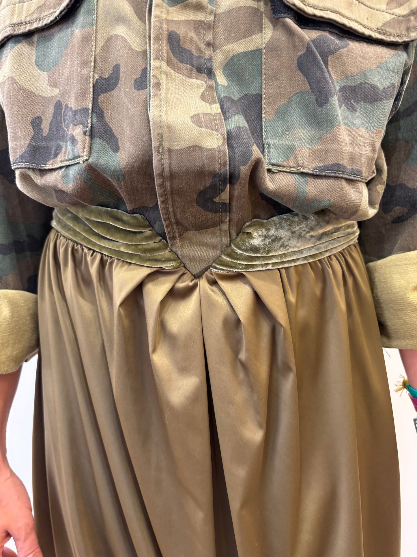 Galliano abito camouflage e seta recycling