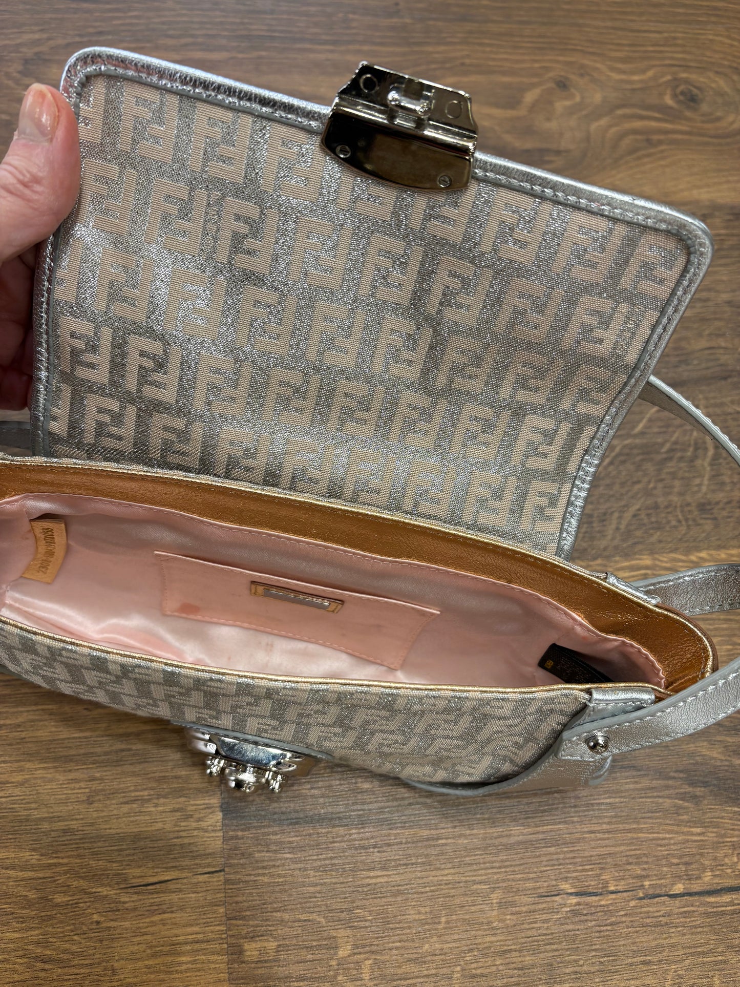 Fendi borsa Tuc ( compilation Baguette ) in tela argento e pelle argento/oro