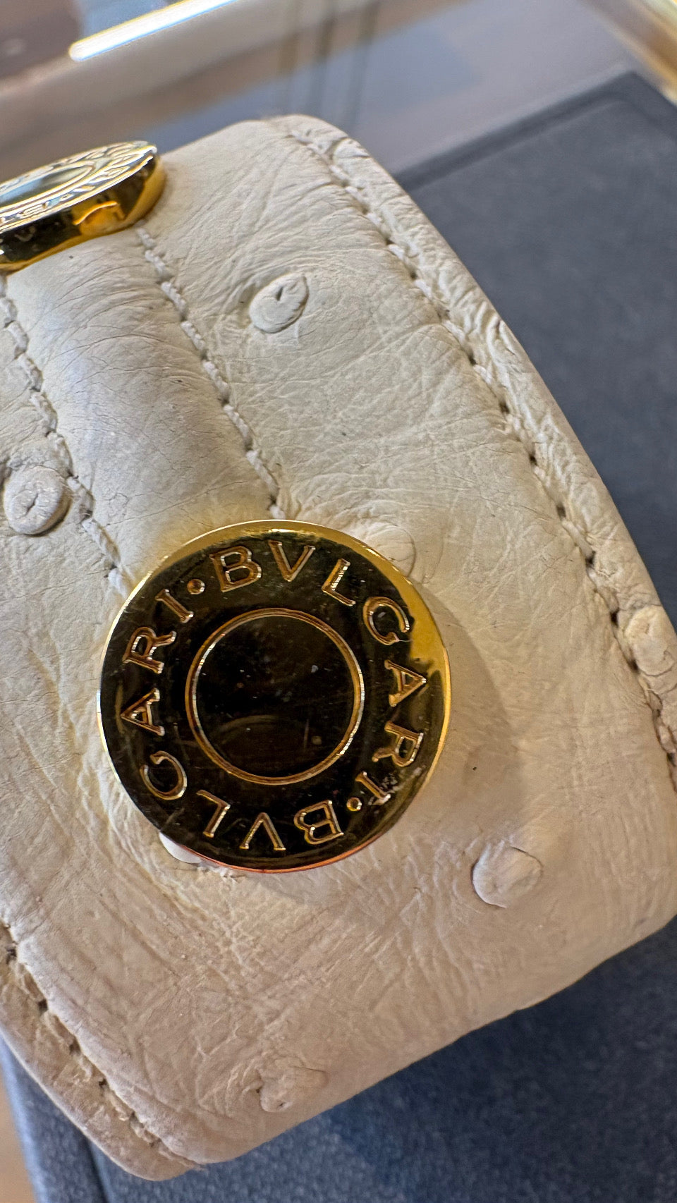Bvlgari bracciale rigido a fascia in pelle di struzzo avorio metallo dorato