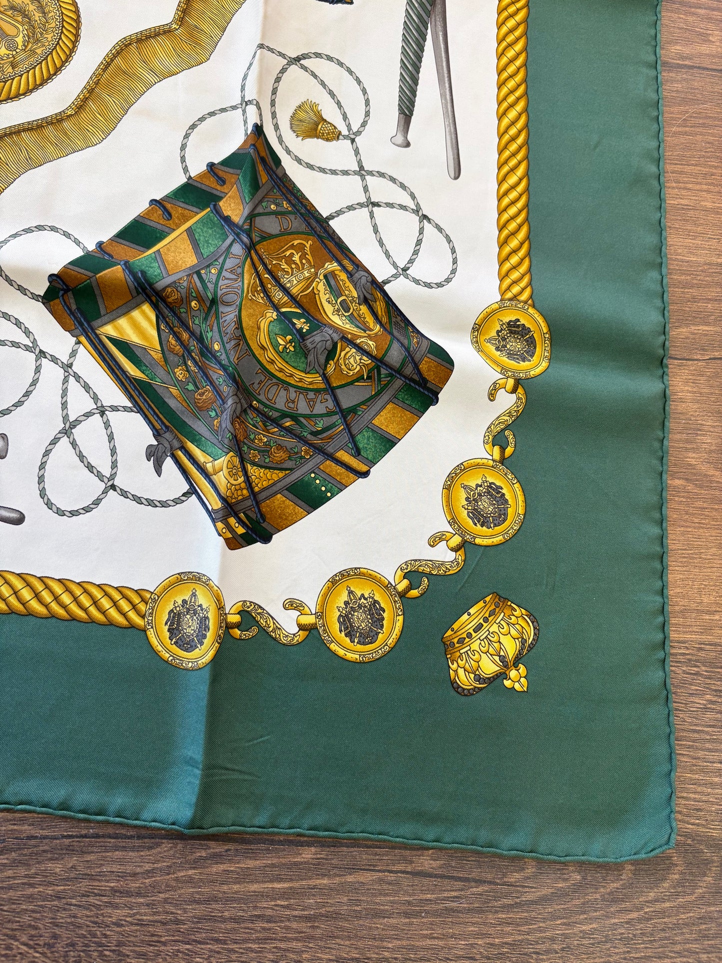 Hermès Paris Foulard Carré 90 "Les Tambours" in Seta Verde Bosco