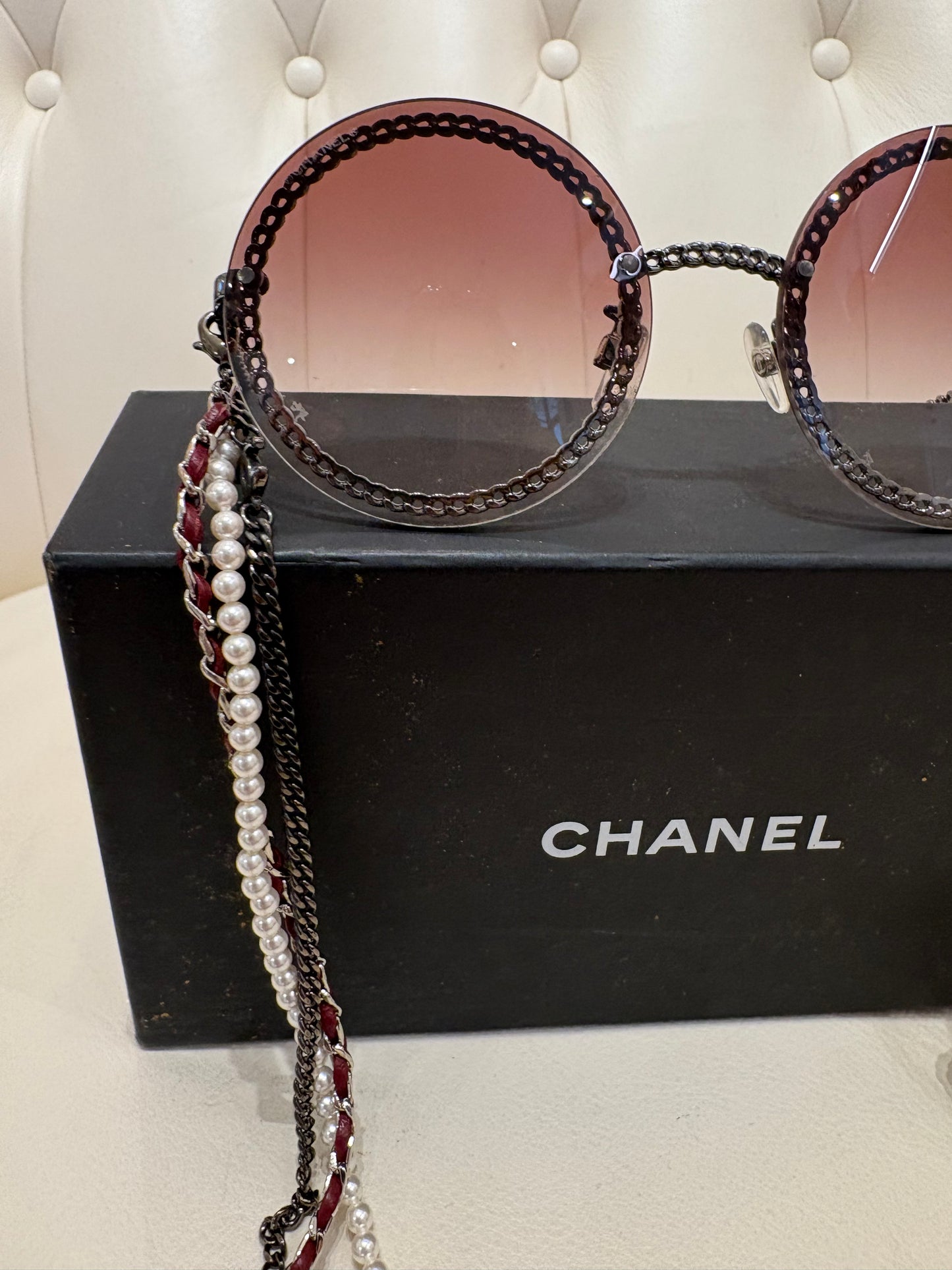 Chanel occhiali da sole round catene pelle e perle lenti rosa sfumate
