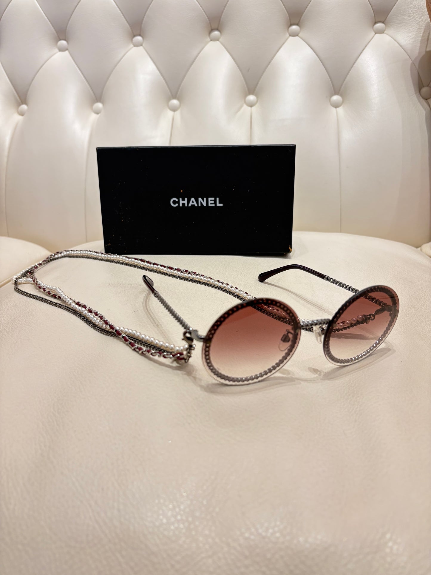 Chanel occhiali da sole round catene pelle e perle lenti rosa sfumate