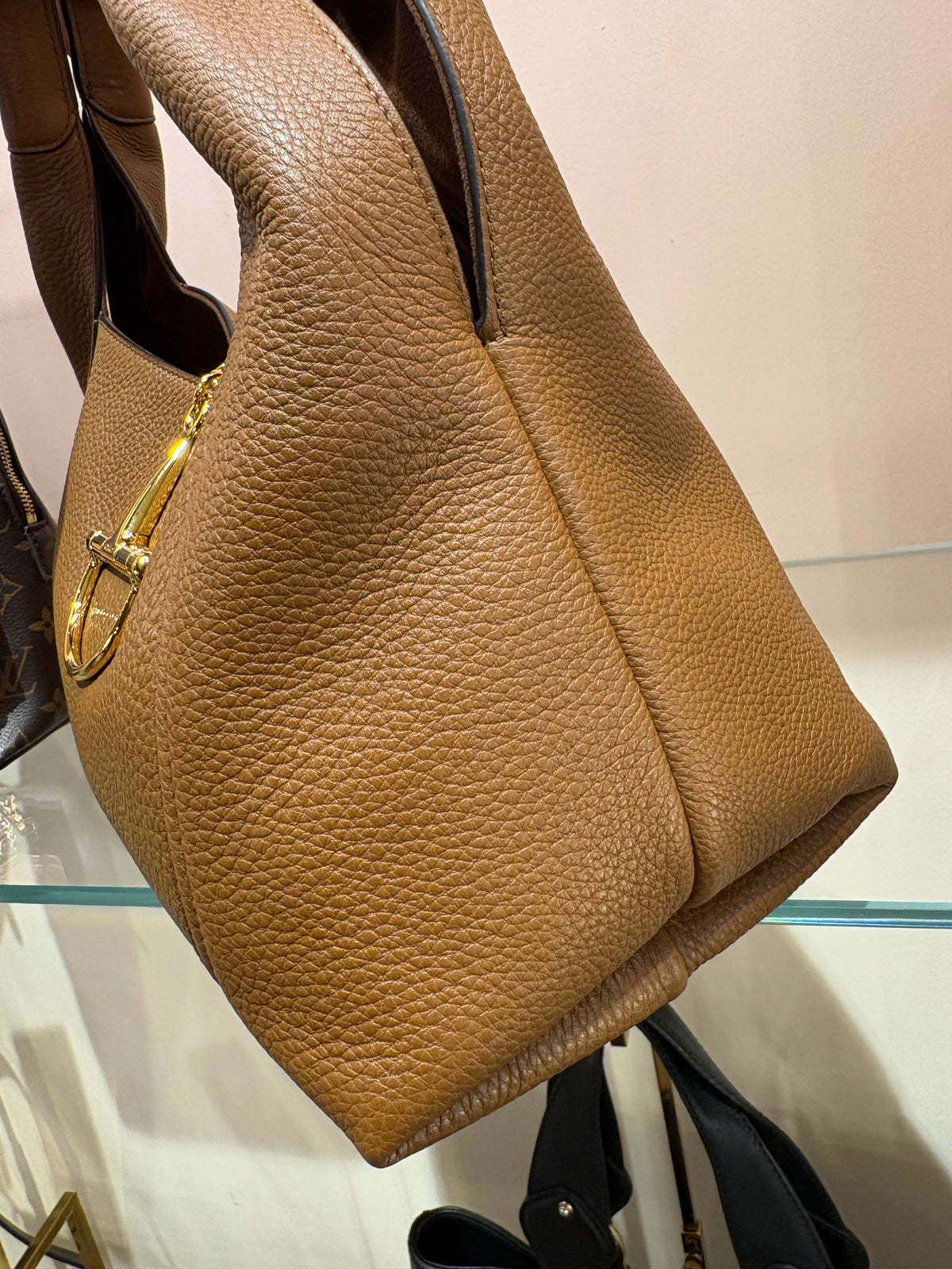 Gucci Softbit Borsa a Spalla Misura Media in Pelle Martellata Marrone Cammello