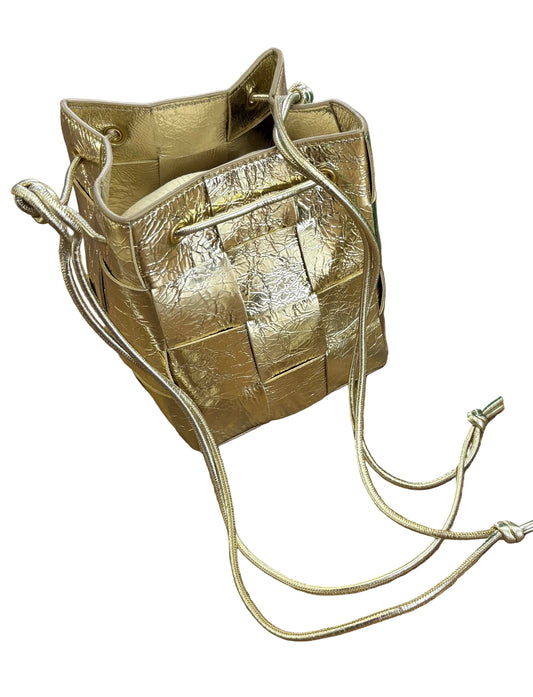 Bottega Veneta Borsa a Secchiello Cassette Small in Pelle Laminata Oro. Nuovo