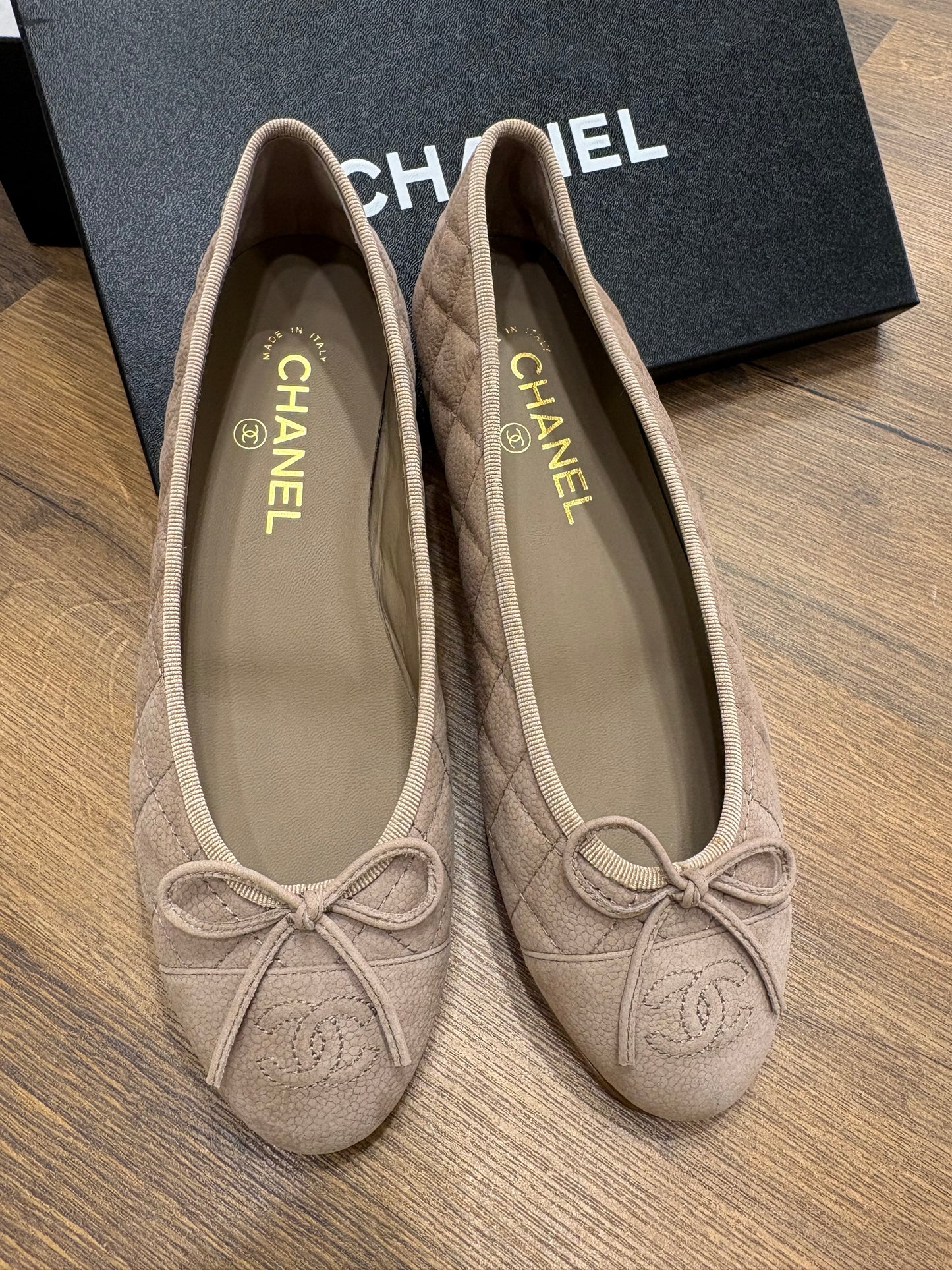 Chanel Ballerine Cambon in Pelle Scamosciata Trapuntata Beige Classico. Nuove